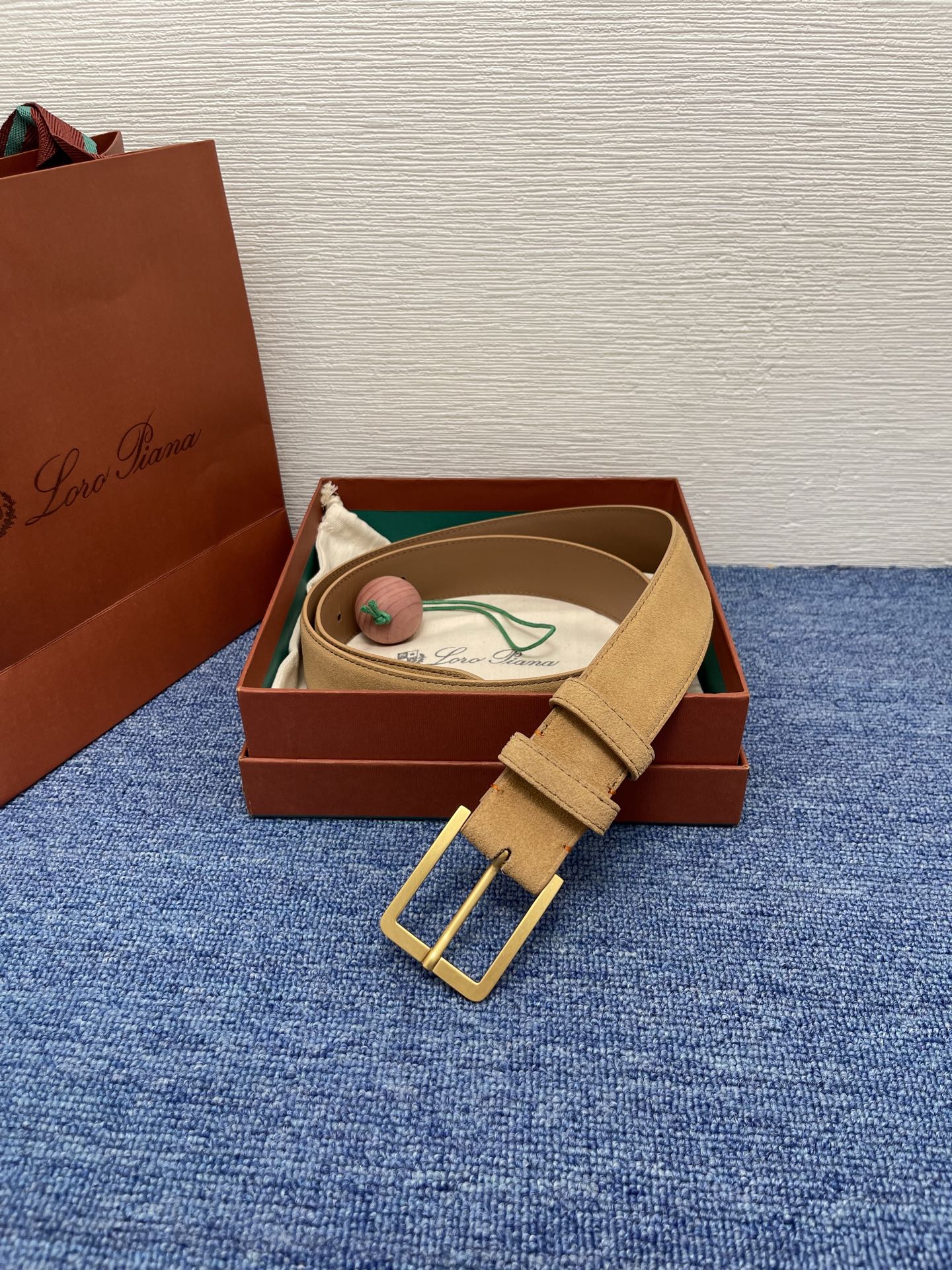 品牌：Loro Piana（诺悠翩雅）
正品尺寸经典男士休闲腰带，柔软alsavel制成，镀钯金属扣带有