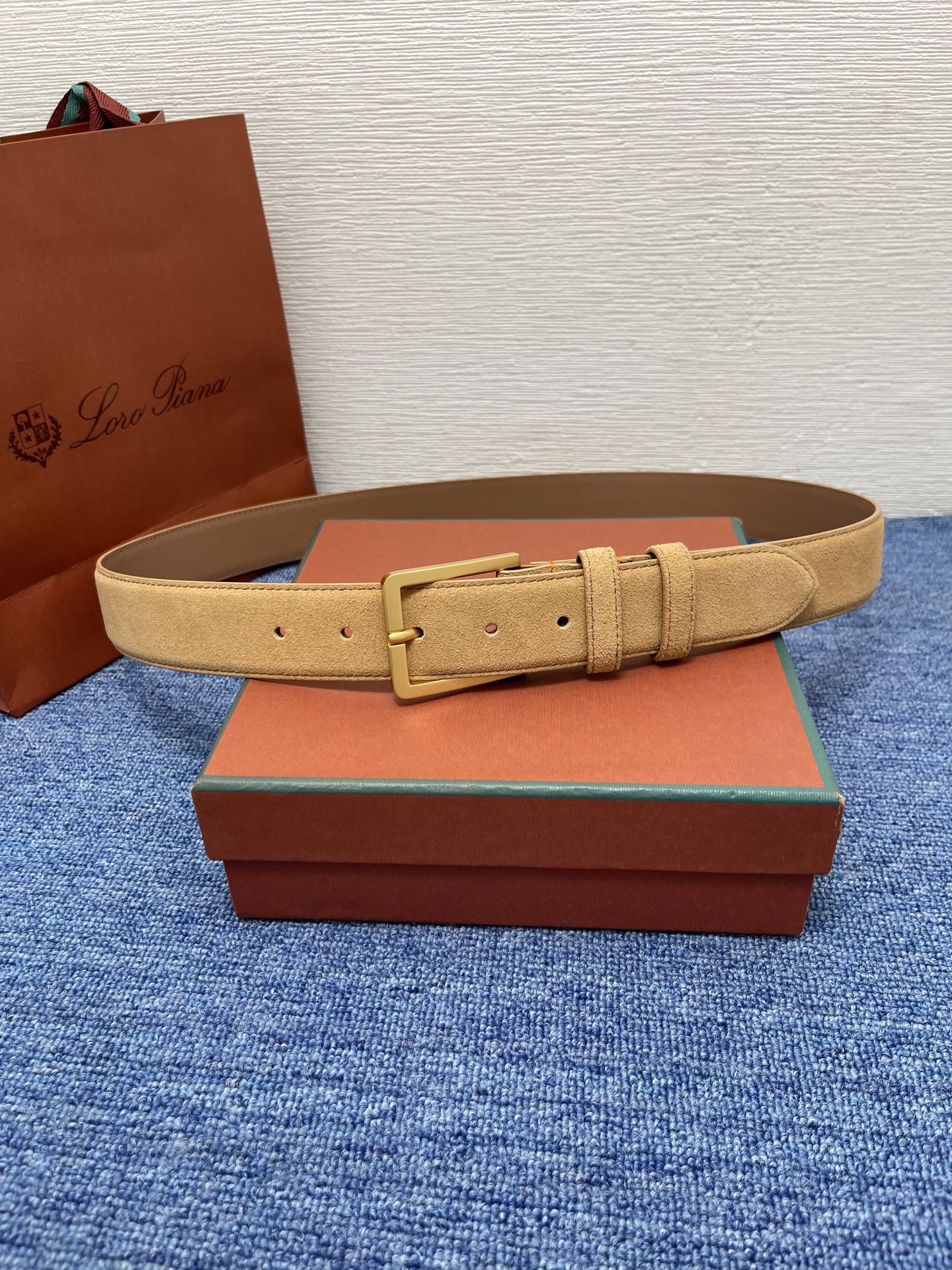 品牌：Loro Piana（诺悠翩雅）
正品尺寸经典男士休闲腰带，柔软alsavel制成，镀钯金属扣带有