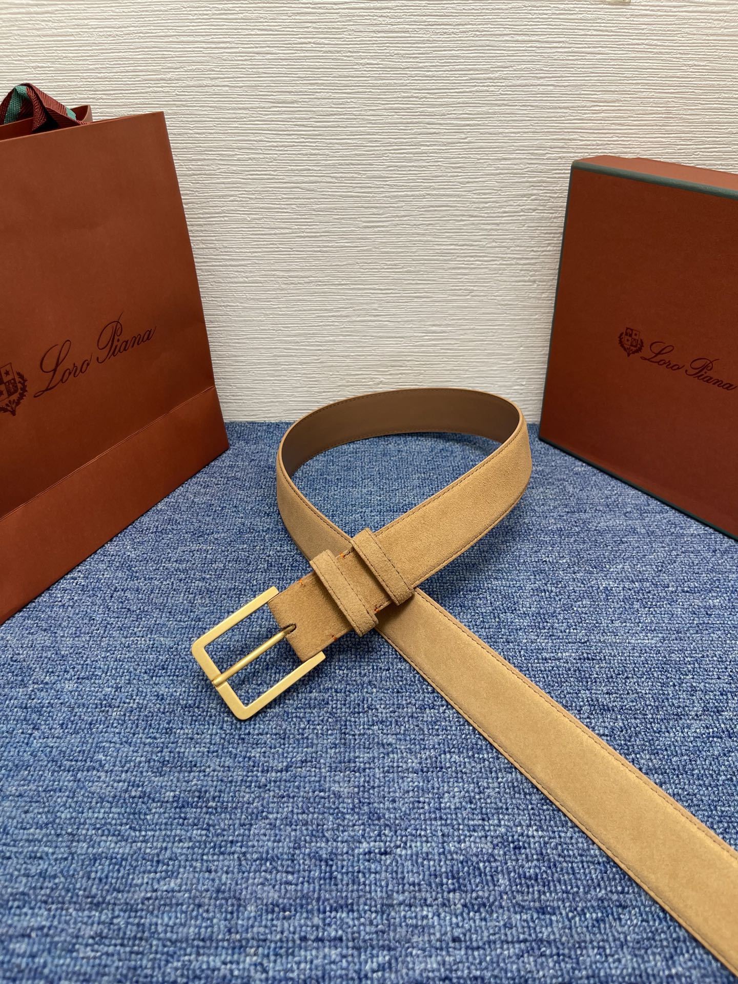 品牌：Loro Piana（诺悠翩雅）
正品尺寸经典男士休闲腰带，柔软alsavel制成，镀钯金属扣带有