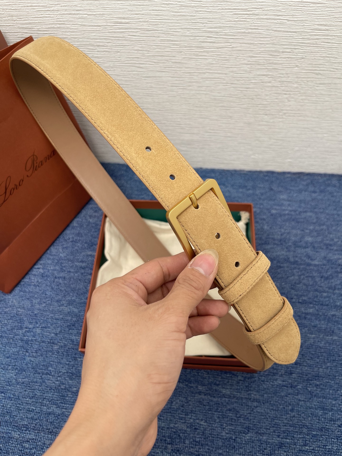 品牌：Loro Piana（诺悠翩雅）
正品尺寸经典男士休闲腰带，柔软alsavel制成，镀钯金属扣带有