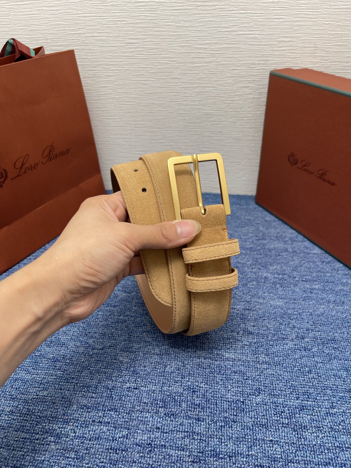 品牌：Loro Piana（诺悠翩雅）
正品尺寸经典男士休闲腰带，柔软alsavel制成，镀钯金属扣带有
