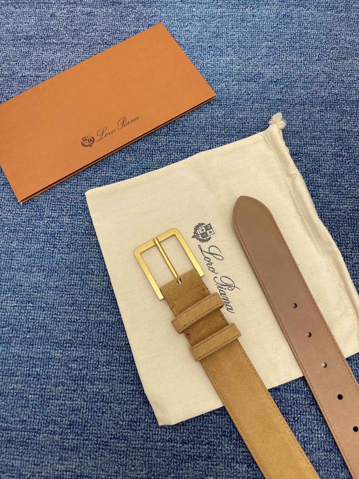 品牌：Loro Piana（诺悠翩雅）
正品尺寸经典男士休闲腰带，柔软alsavel制成，镀钯金属扣带有
