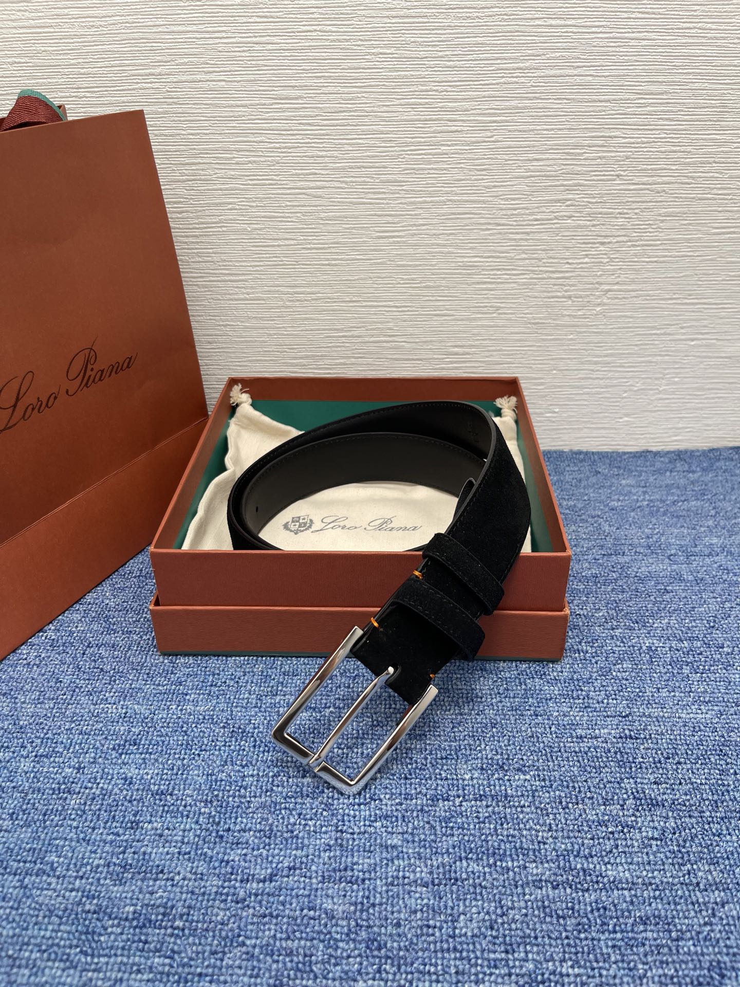 品牌：Loro Piana（诺悠翩雅）
正品尺寸经典男士休闲腰带，柔软alsavel制成，镀钯金属扣带有
