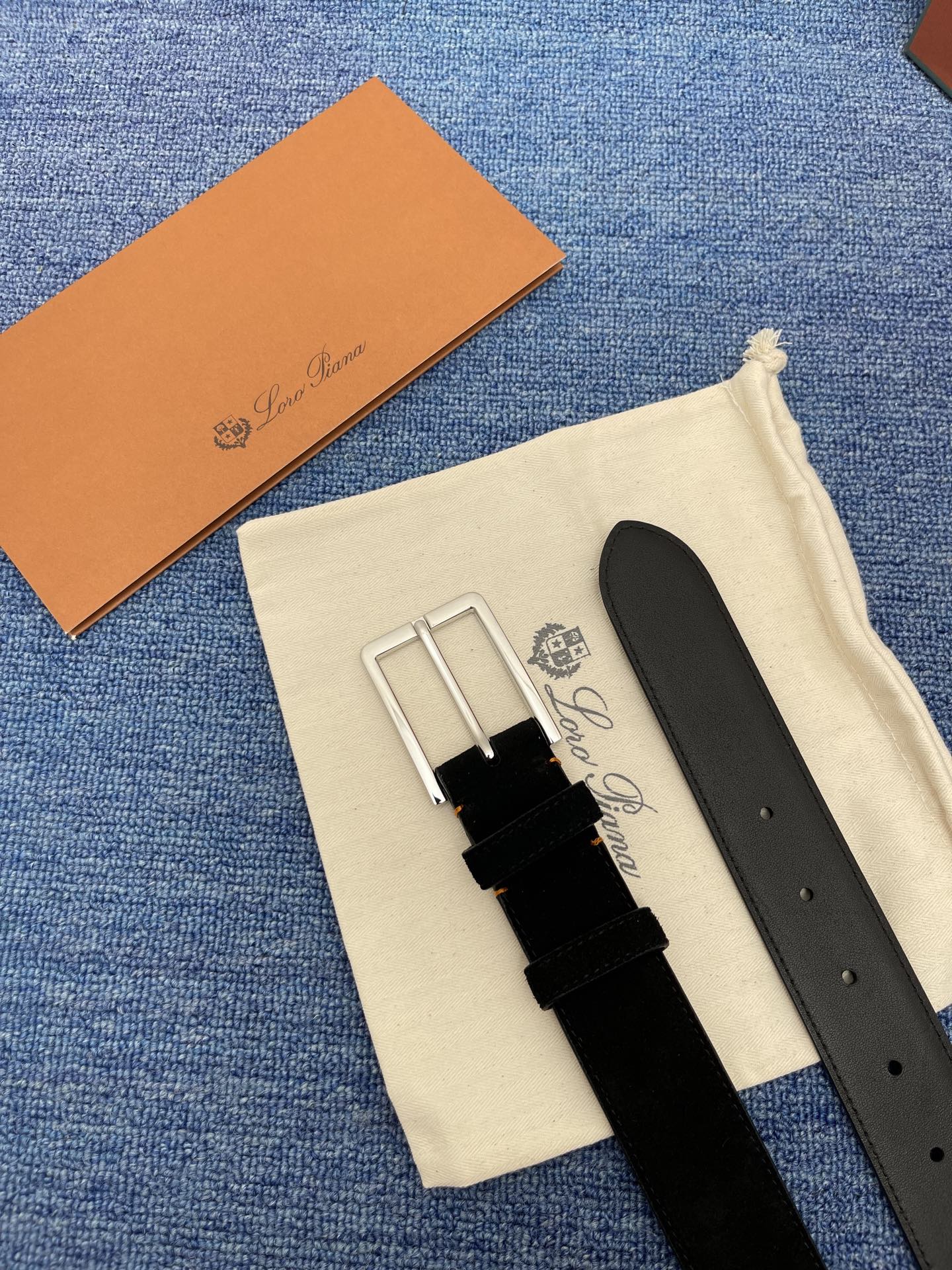 品牌：Loro Piana（诺悠翩雅）
正品尺寸经典男士休闲腰带，柔软alsavel制成，镀钯金属扣带有