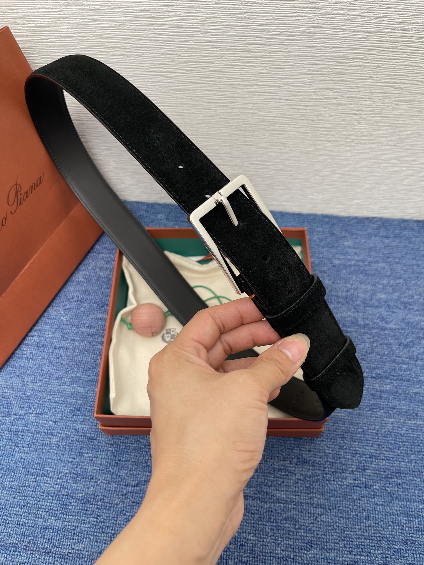 品牌：Loro Piana（诺悠翩雅）
正品尺寸经典男士休闲腰带，柔软alsavel制成，镀钯金属扣带有