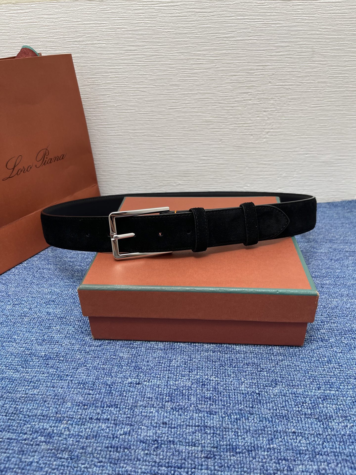 品牌：Loro Piana（诺悠翩雅）
正品尺寸经典男士休闲腰带，柔软alsavel制成，镀钯金属扣带有