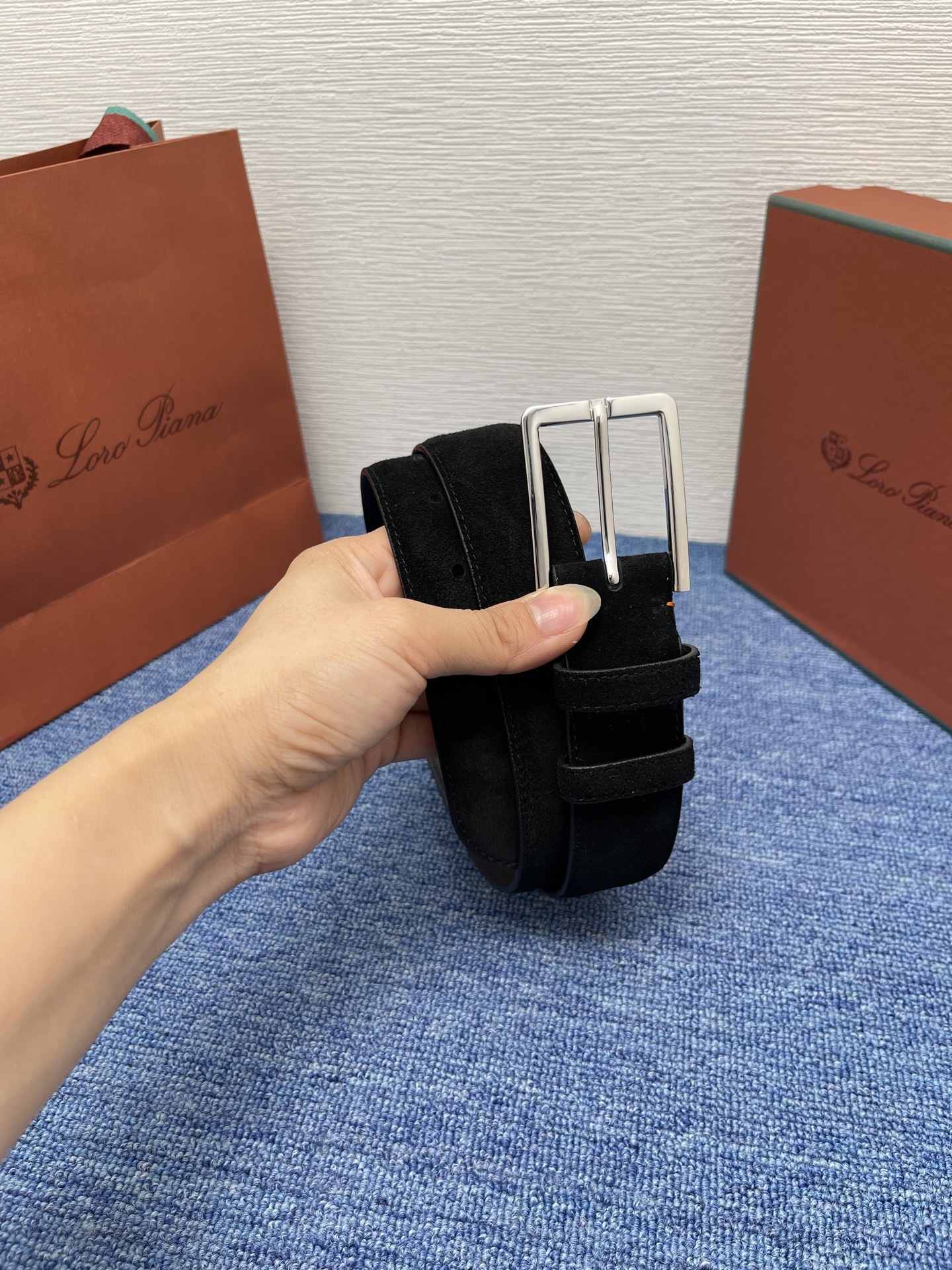品牌：Loro Piana（诺悠翩雅）
正品尺寸经典男士休闲腰带，柔软alsavel制成，镀钯金属扣带有