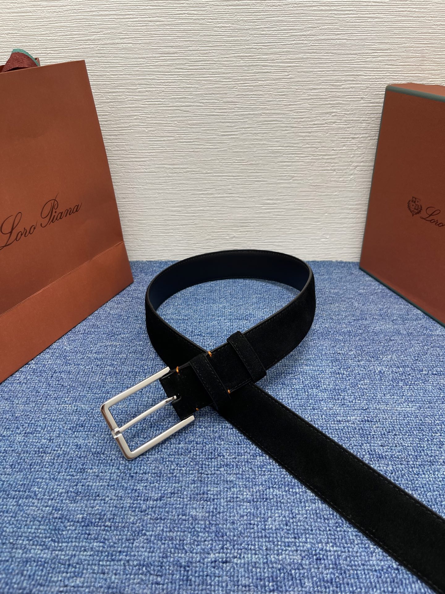 品牌：Loro Piana（诺悠翩雅）
正品尺寸经典男士休闲腰带，柔软alsavel制成，镀钯金属扣带有