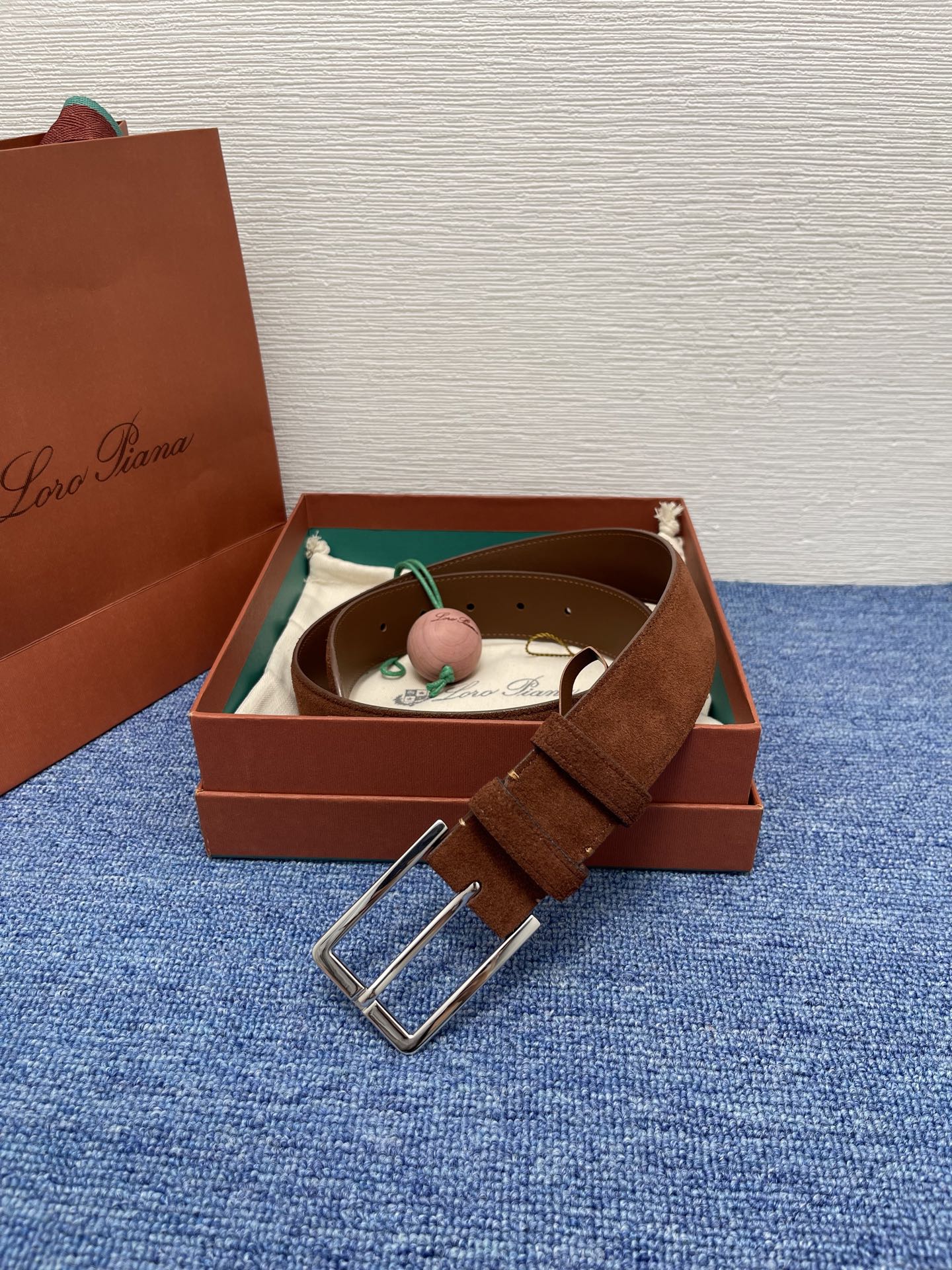 品牌：Loro Piana（诺悠翩雅）
正品尺寸经典男士休闲腰带，柔软alsavel制成，镀钯金属扣带有