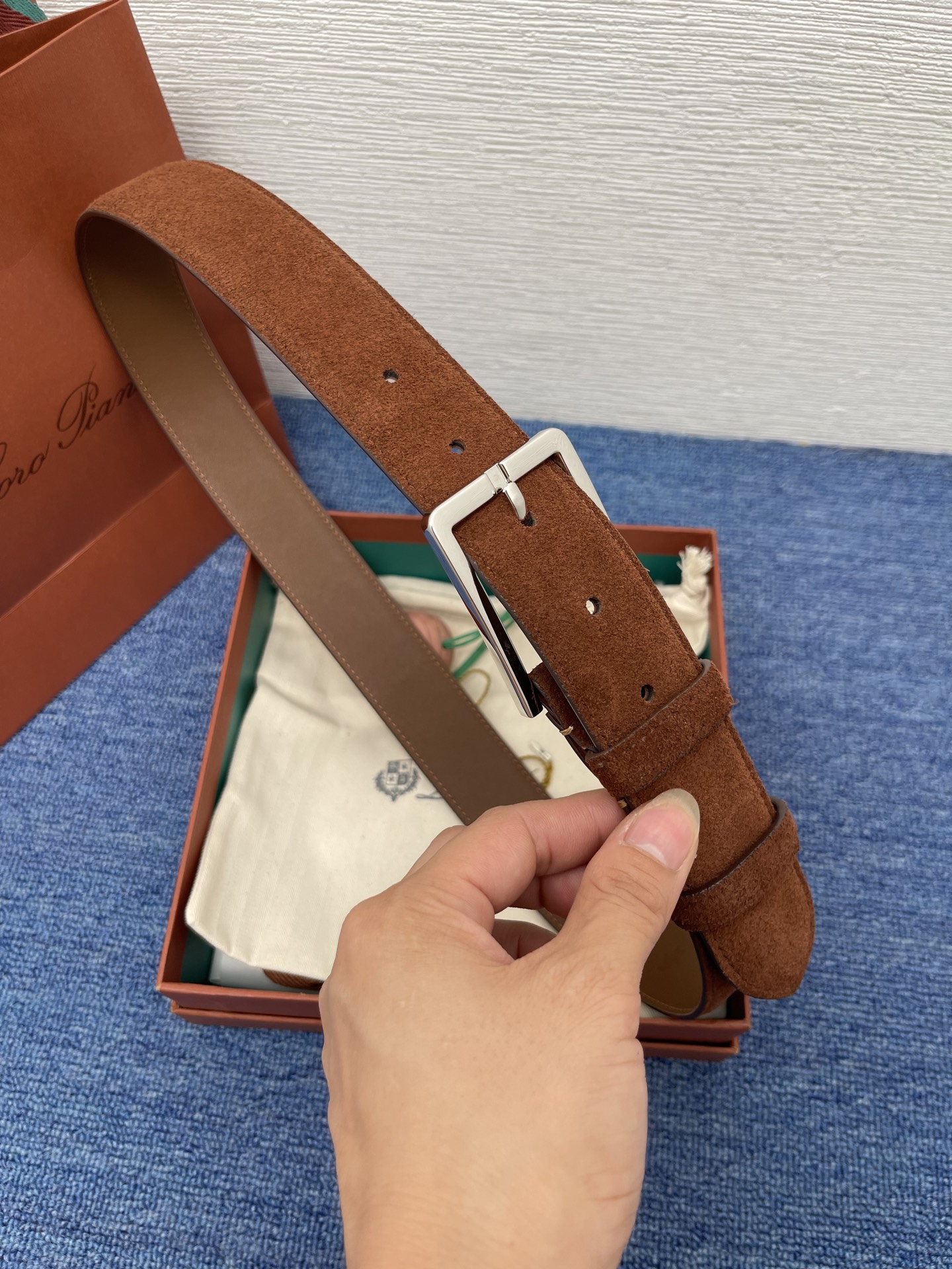 品牌：Loro Piana（诺悠翩雅）
正品尺寸经典男士休闲腰带，柔软alsavel制成，镀钯金属扣带有