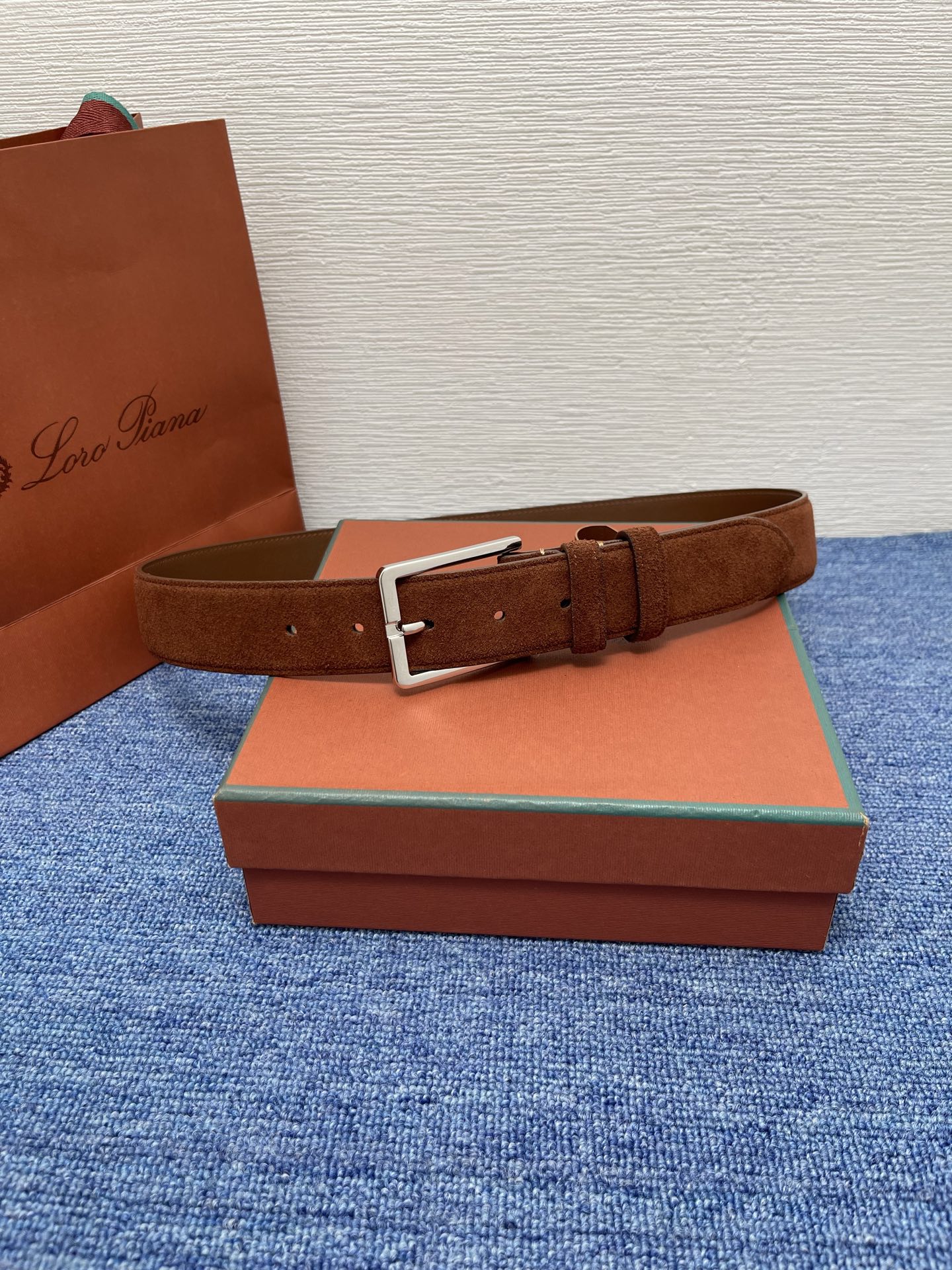 品牌：Loro Piana（诺悠翩雅）
正品尺寸经典男士休闲腰带，柔软alsavel制成，镀钯金属扣带有