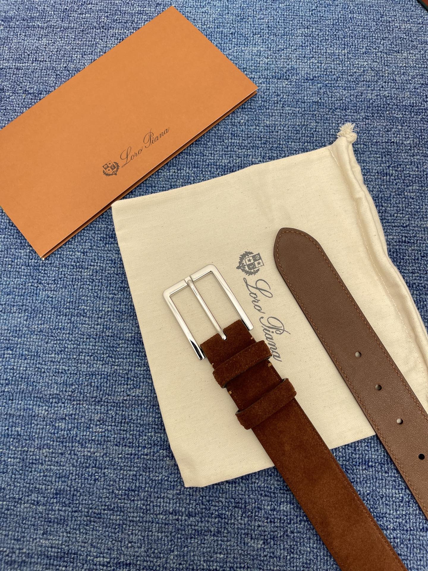 品牌：Loro Piana（诺悠翩雅）
正品尺寸经典男士休闲腰带，柔软alsavel制成，镀钯金属扣带有