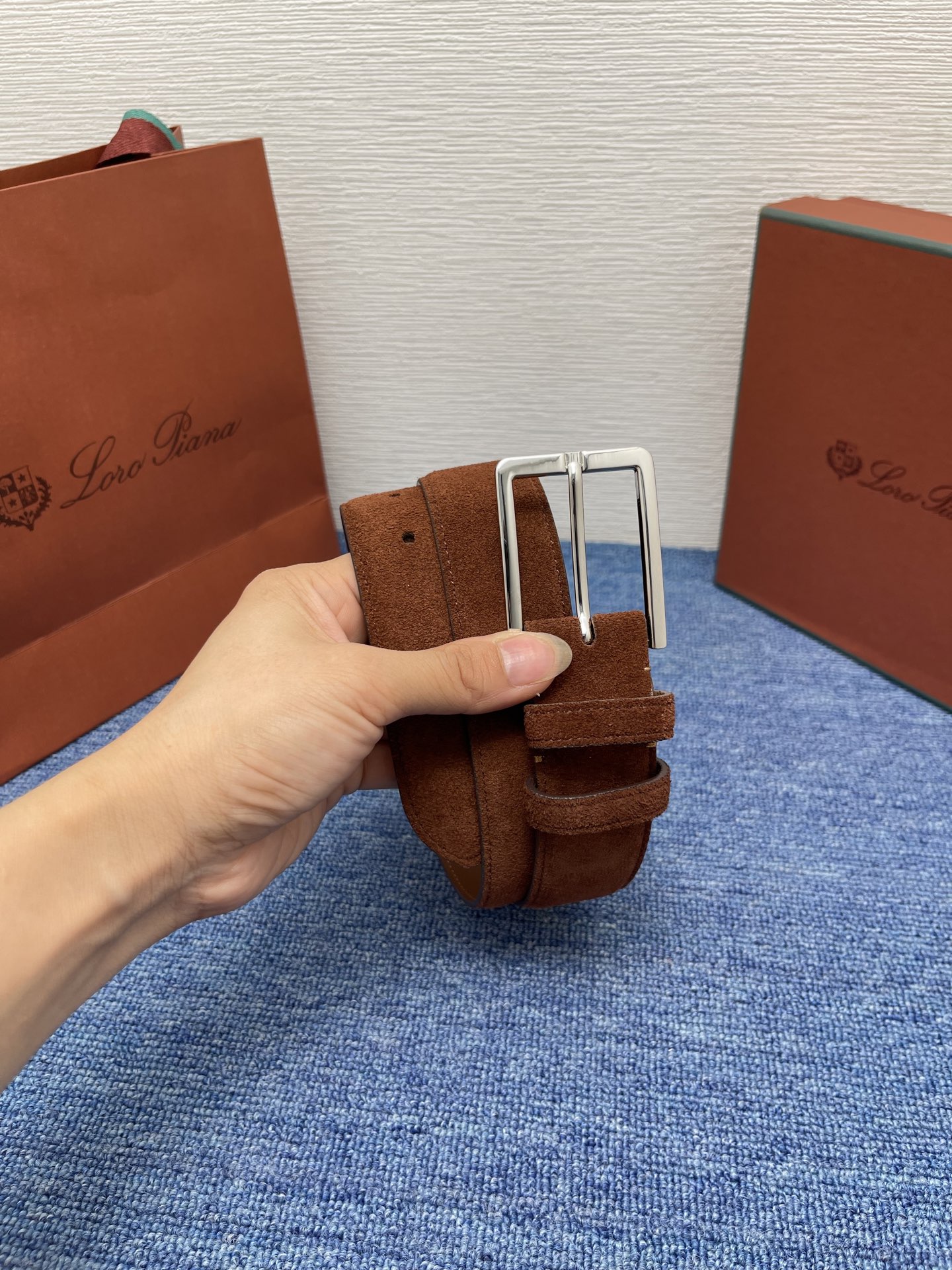 品牌：Loro Piana（诺悠翩雅）
正品尺寸经典男士休闲腰带，柔软alsavel制成，镀钯金属扣带有