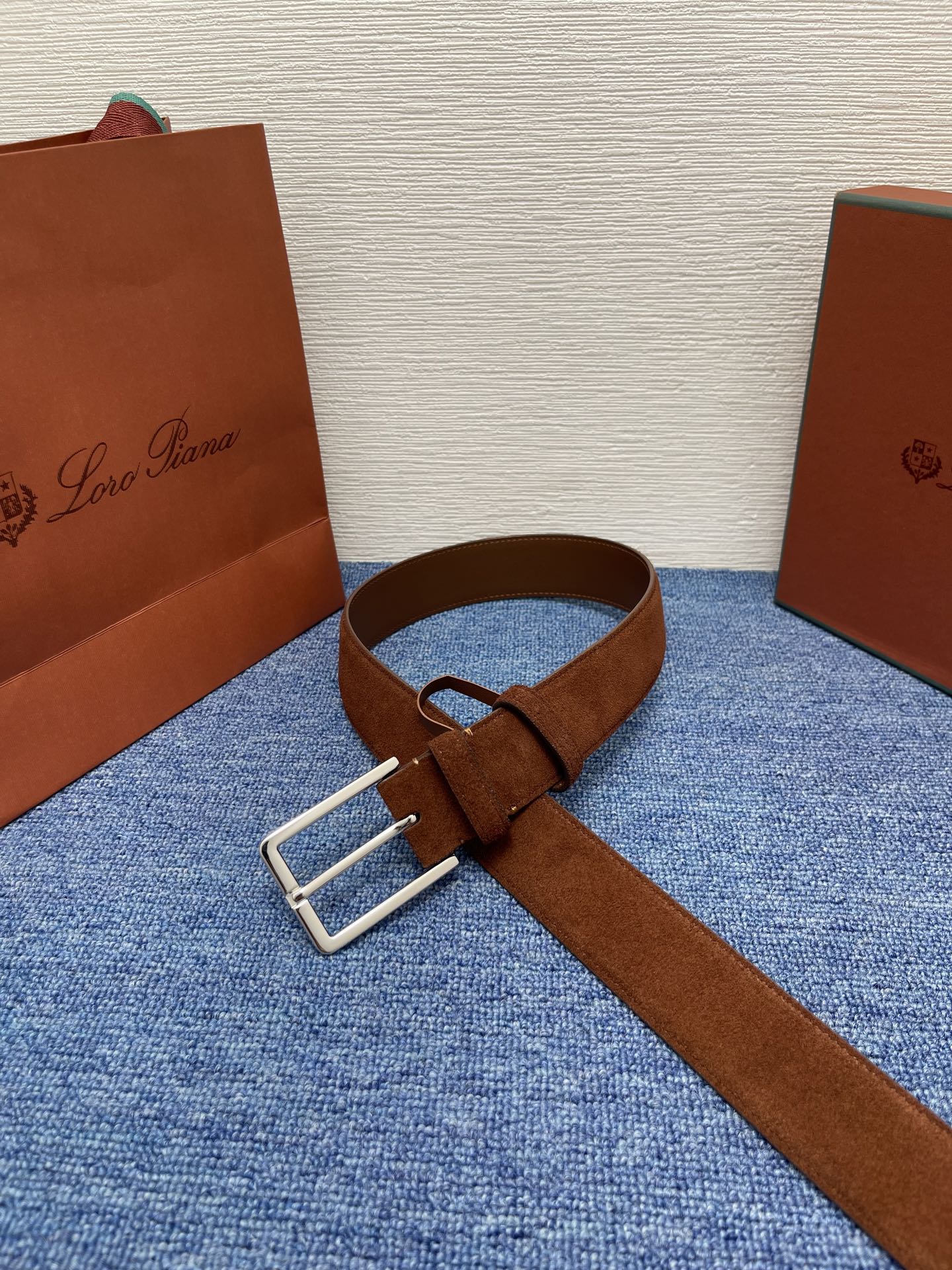 品牌：Loro Piana（诺悠翩雅）
正品尺寸经典男士休闲腰带，柔软alsavel制成，镀钯金属扣带有