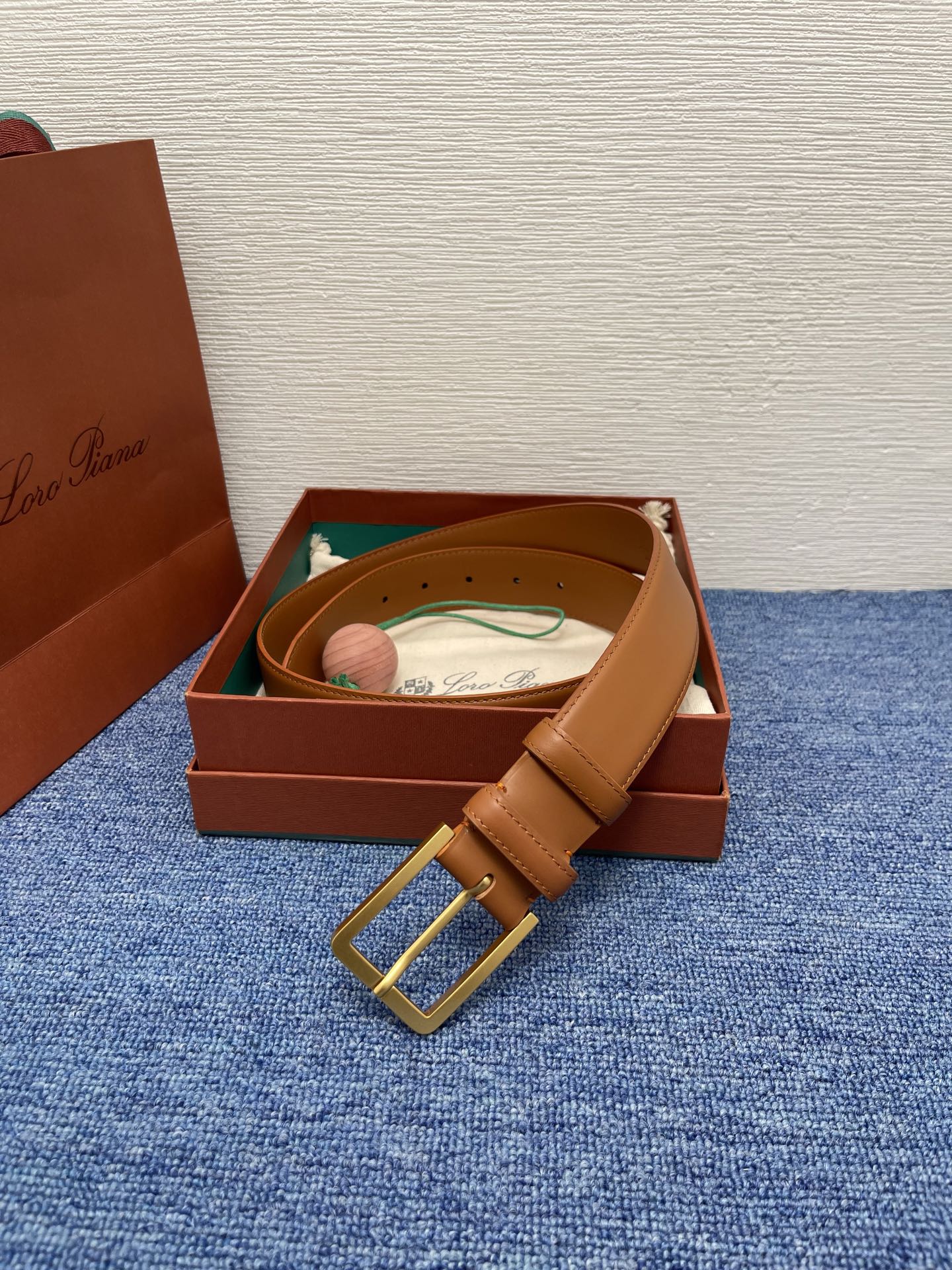 品牌：Loro Piana（诺悠翩雅）
正品尺寸经典男士休闲腰带，柔软alsavel制成，镀钯金属扣带有