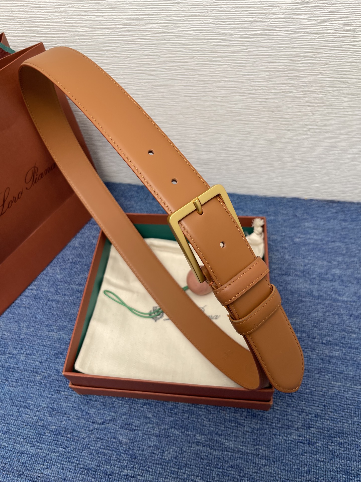 品牌：Loro Piana（诺悠翩雅）
正品尺寸经典男士休闲腰带，柔软alsavel制成，镀钯金属扣带有