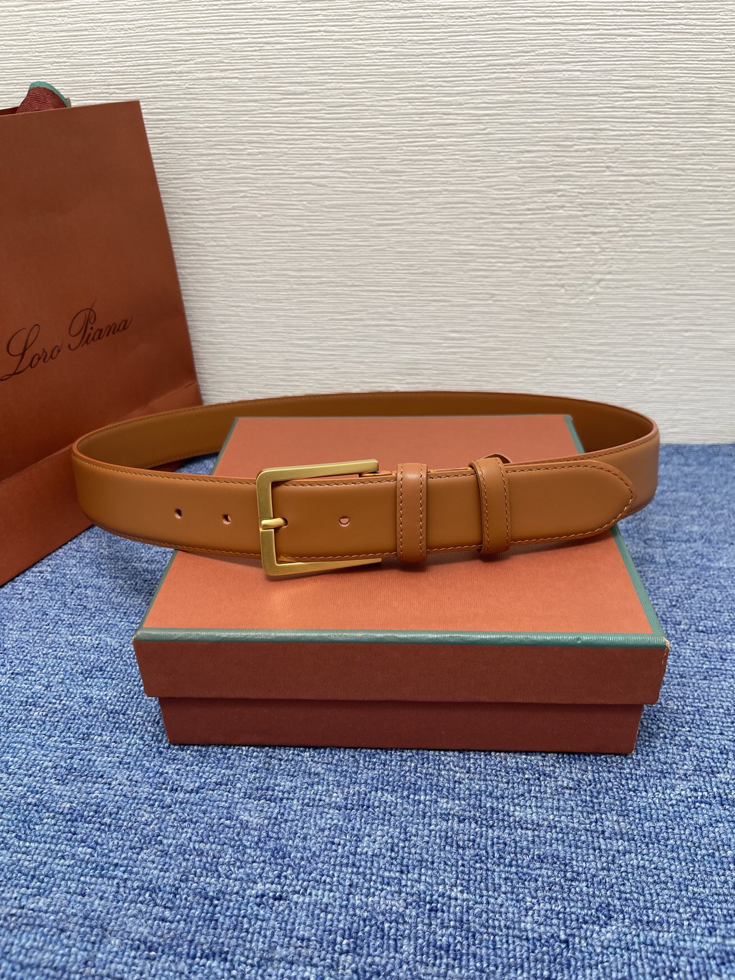 品牌：Loro Piana（诺悠翩雅）
正品尺寸经典男士休闲腰带，柔软alsavel制成，镀钯金属扣带有