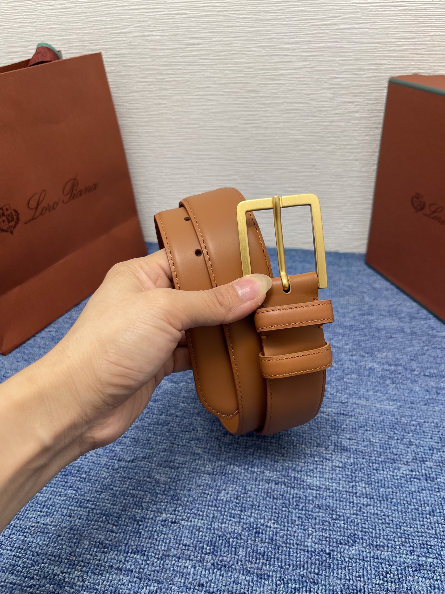品牌：Loro Piana（诺悠翩雅）
正品尺寸经典男士休闲腰带，柔软alsavel制成，镀钯金属扣带有