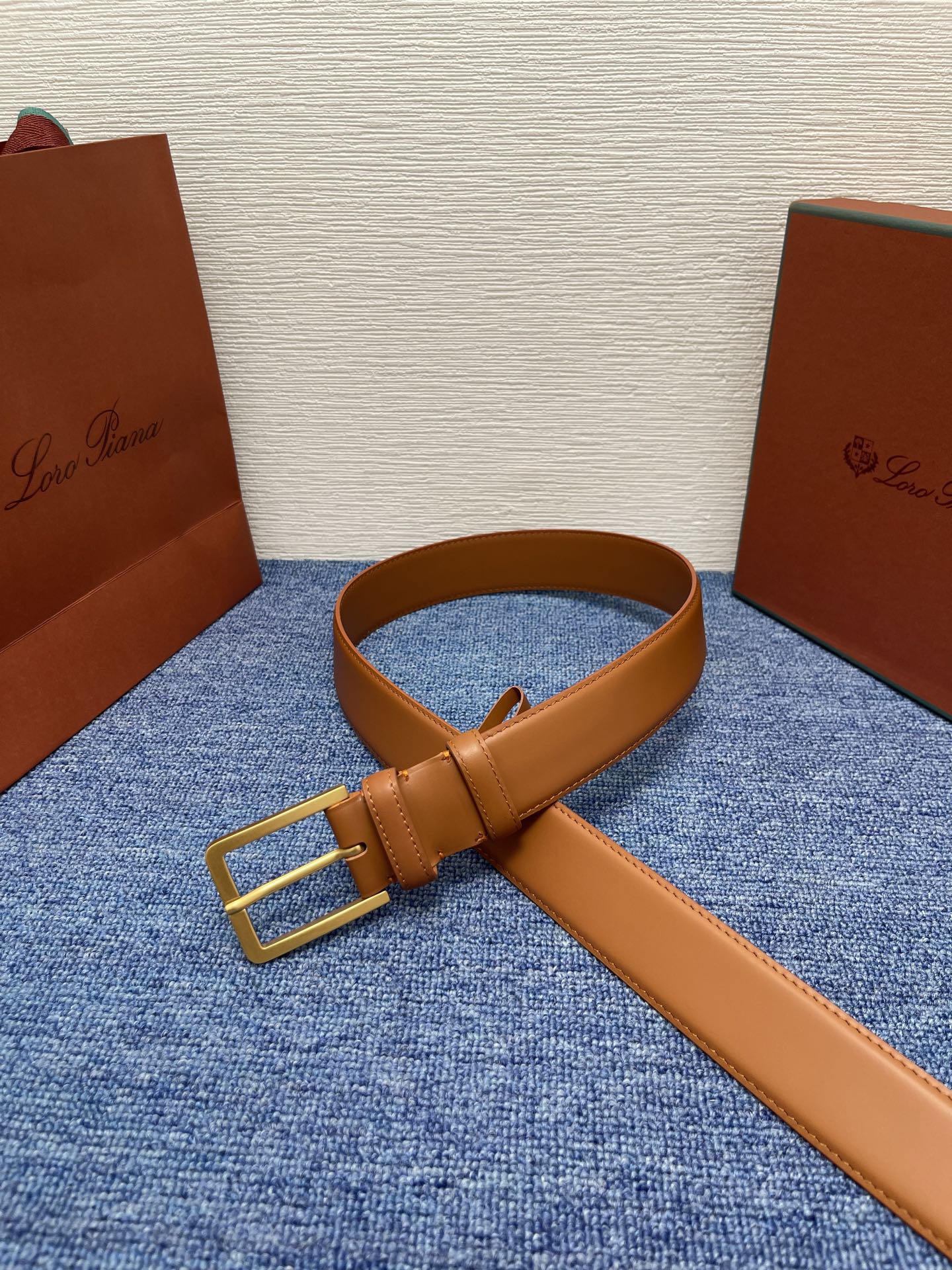 品牌：Loro Piana（诺悠翩雅）
正品尺寸经典男士休闲腰带，柔软alsavel制成，镀钯金属扣带有