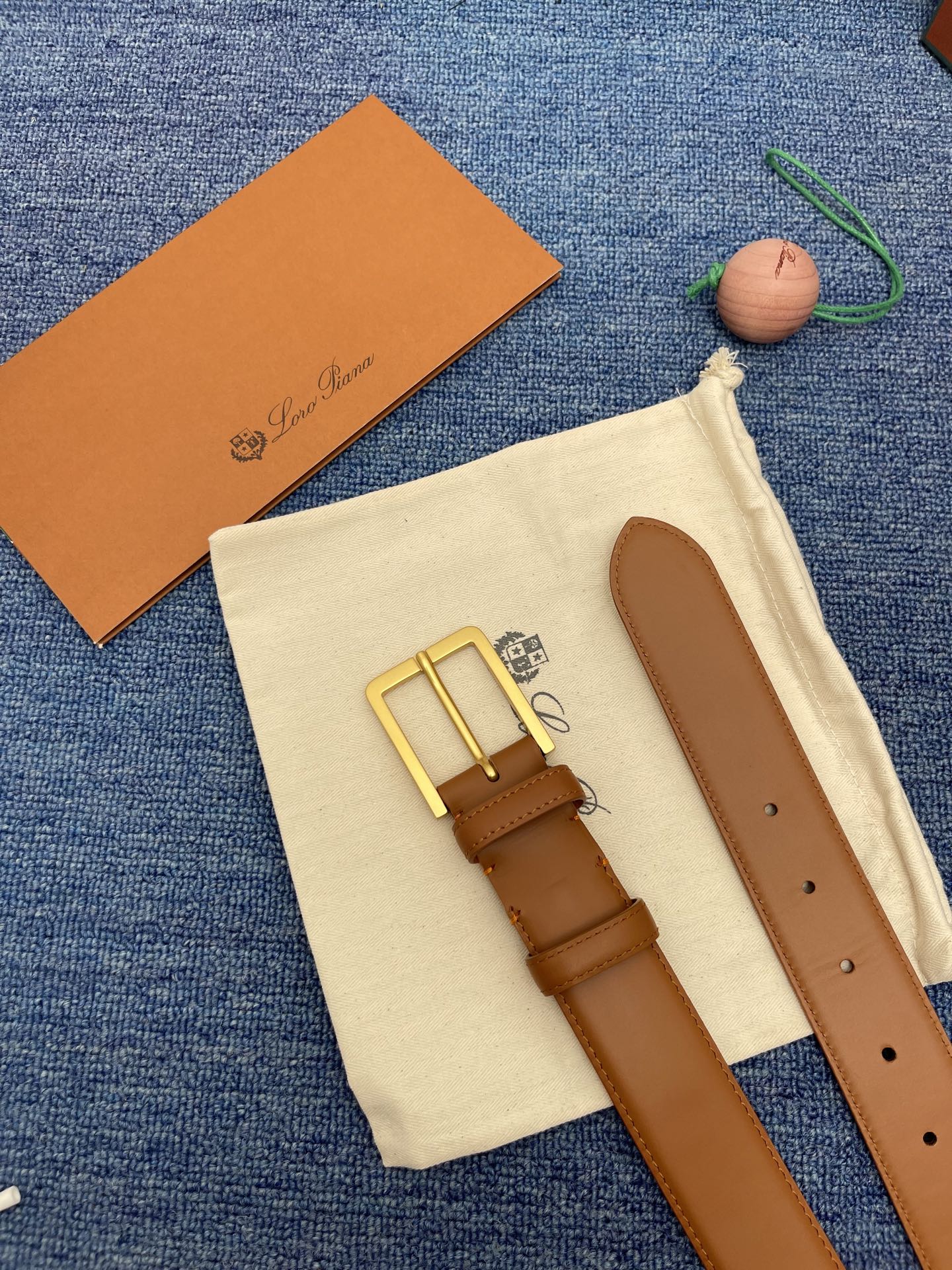 品牌：Loro Piana（诺悠翩雅）
正品尺寸经典男士休闲腰带，柔软alsavel制成，镀钯金属扣带有