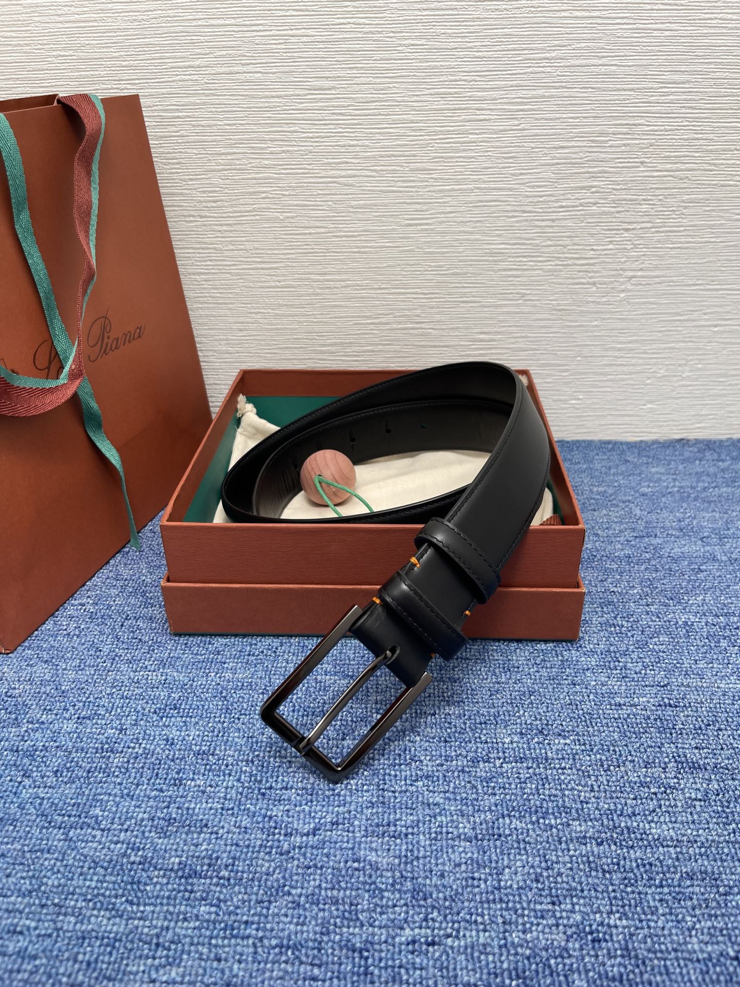 品牌：Loro Piana（诺悠翩雅）
正品尺寸经典男士休闲腰带，柔软alsavel制成，镀钯金属扣带有