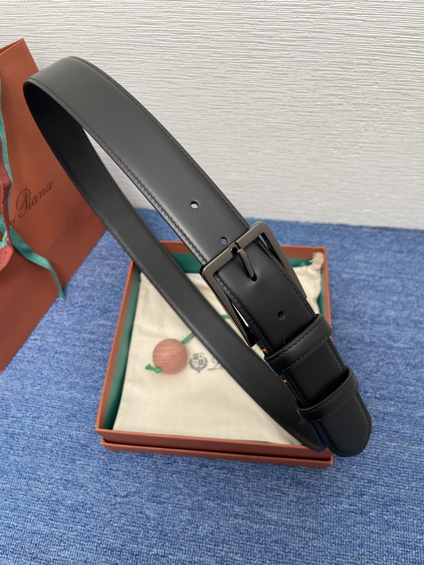 品牌：Loro Piana（诺悠翩雅）
正品尺寸经典男士休闲腰带，柔软alsavel制成，镀钯金属扣带有