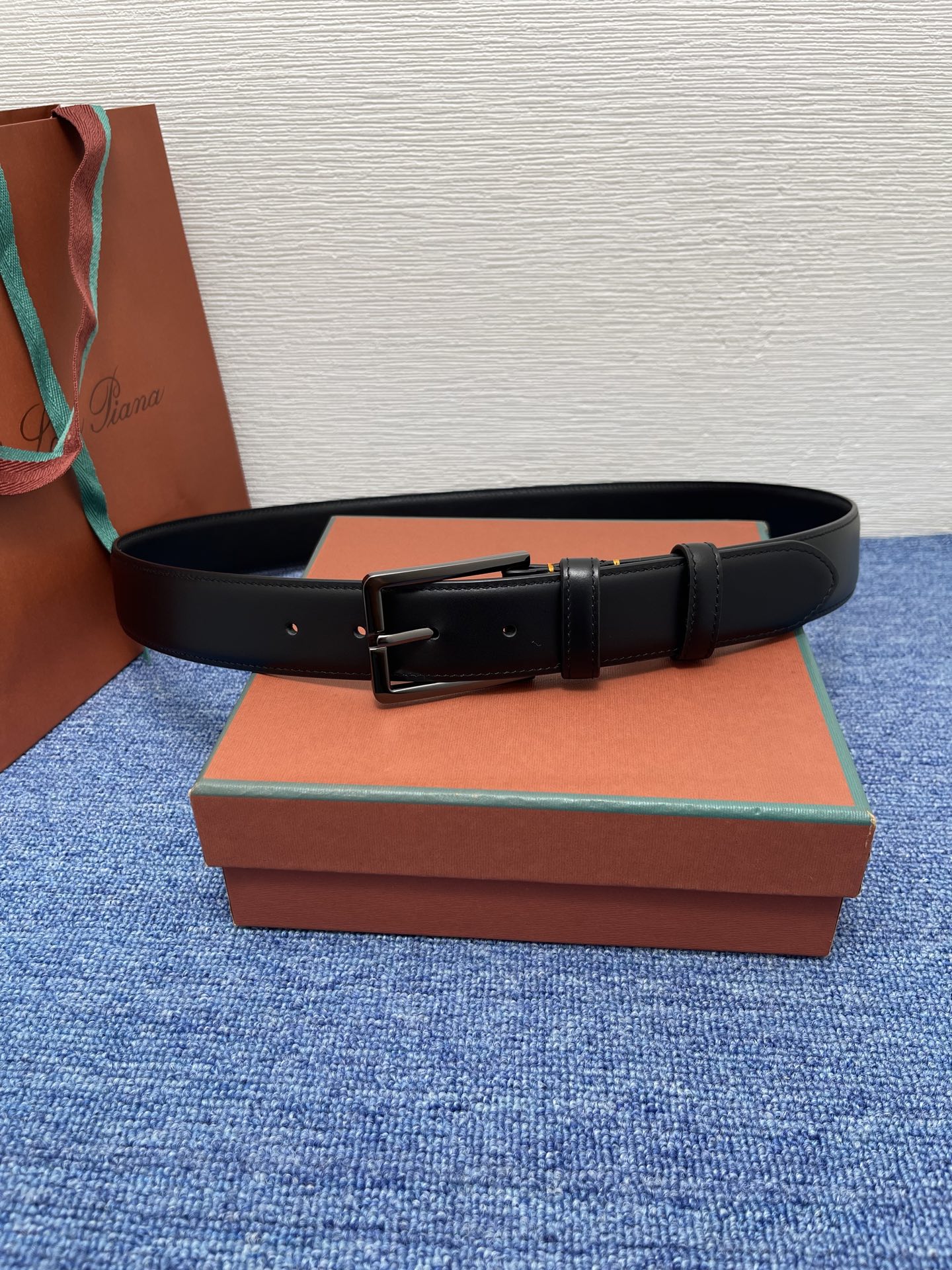 品牌：Loro Piana（诺悠翩雅）
正品尺寸经典男士休闲腰带，柔软alsavel制成，镀钯金属扣带有