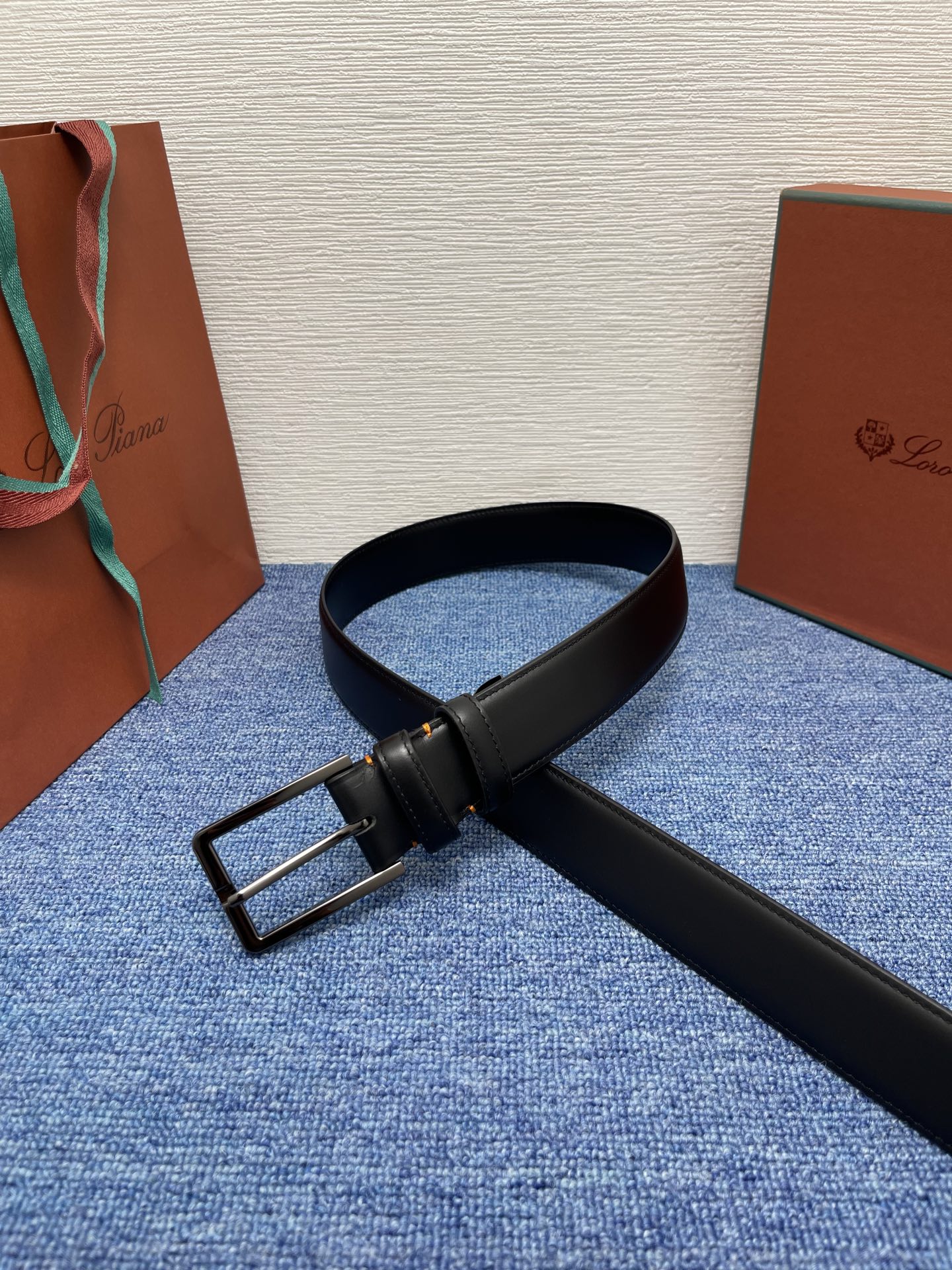 品牌：Loro Piana（诺悠翩雅）
正品尺寸经典男士休闲腰带，柔软alsavel制成，镀钯金属扣带有