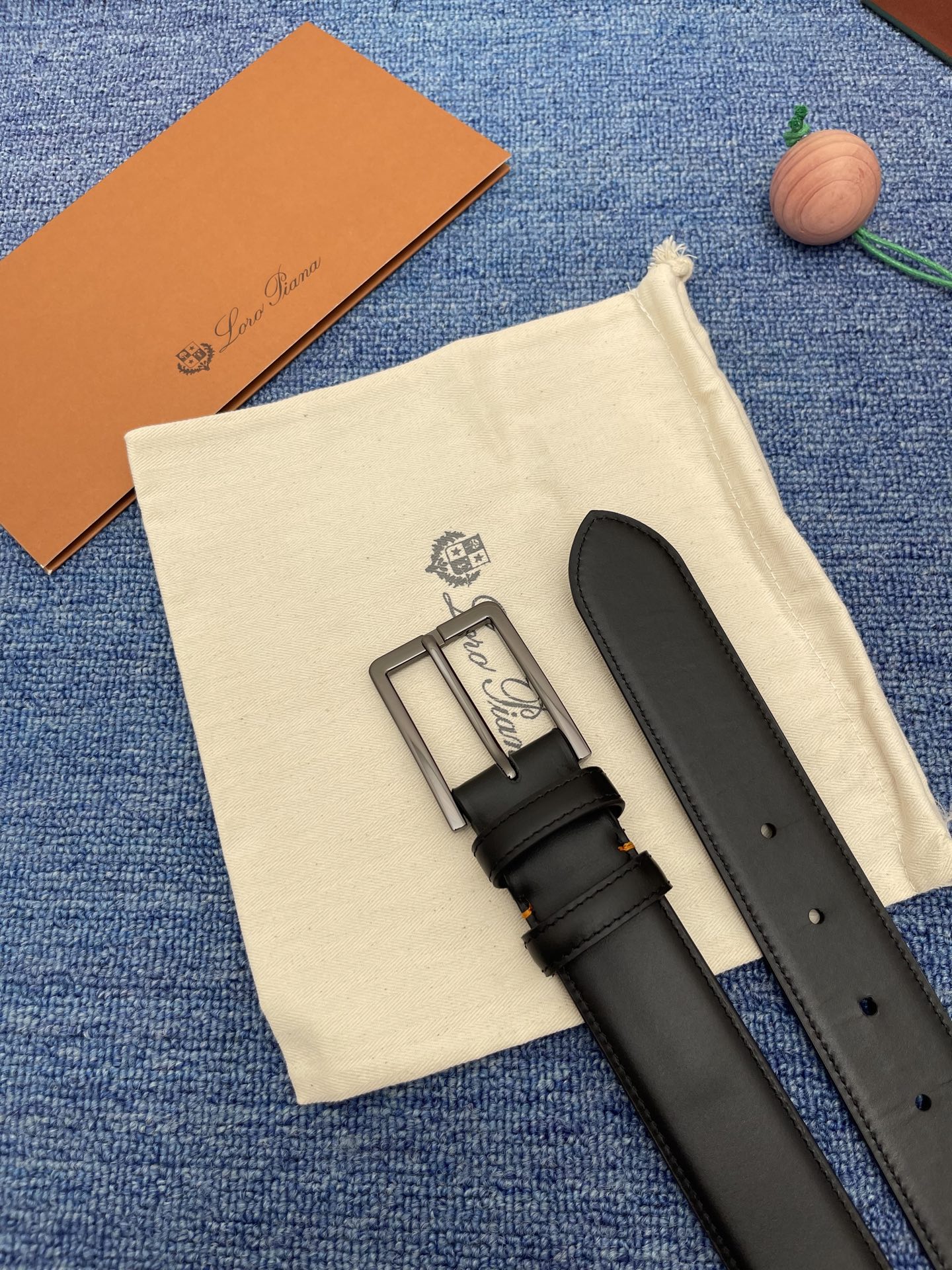 品牌：Loro Piana（诺悠翩雅）
正品尺寸经典男士休闲腰带，柔软alsavel制成，镀钯金属扣带有