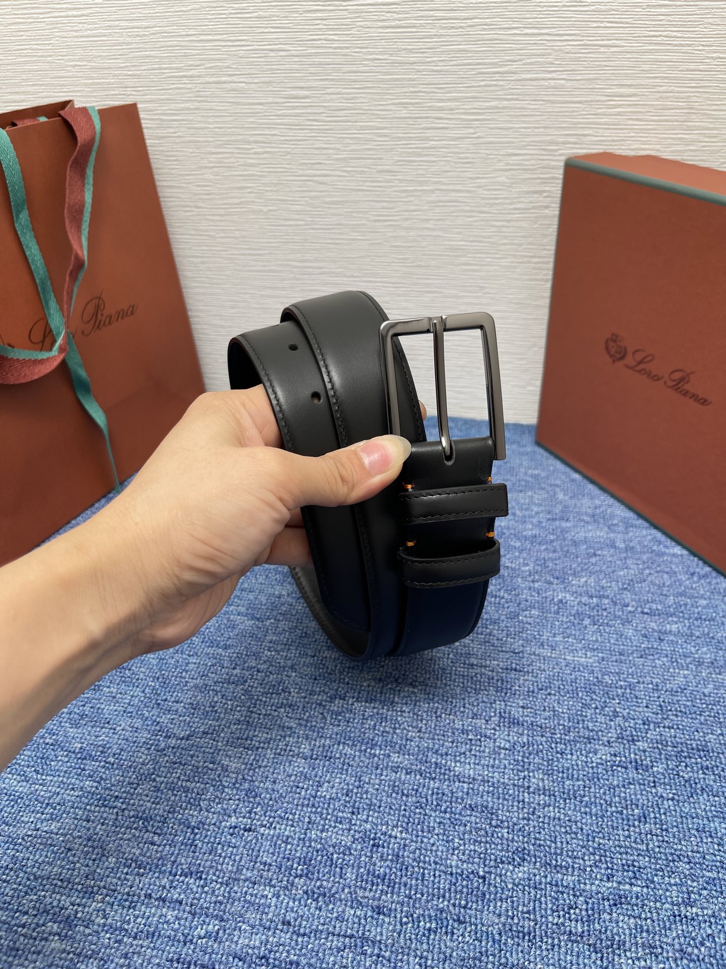 品牌：Loro Piana（诺悠翩雅）
正品尺寸经典男士休闲腰带，柔软alsavel制成，镀钯金属扣带有