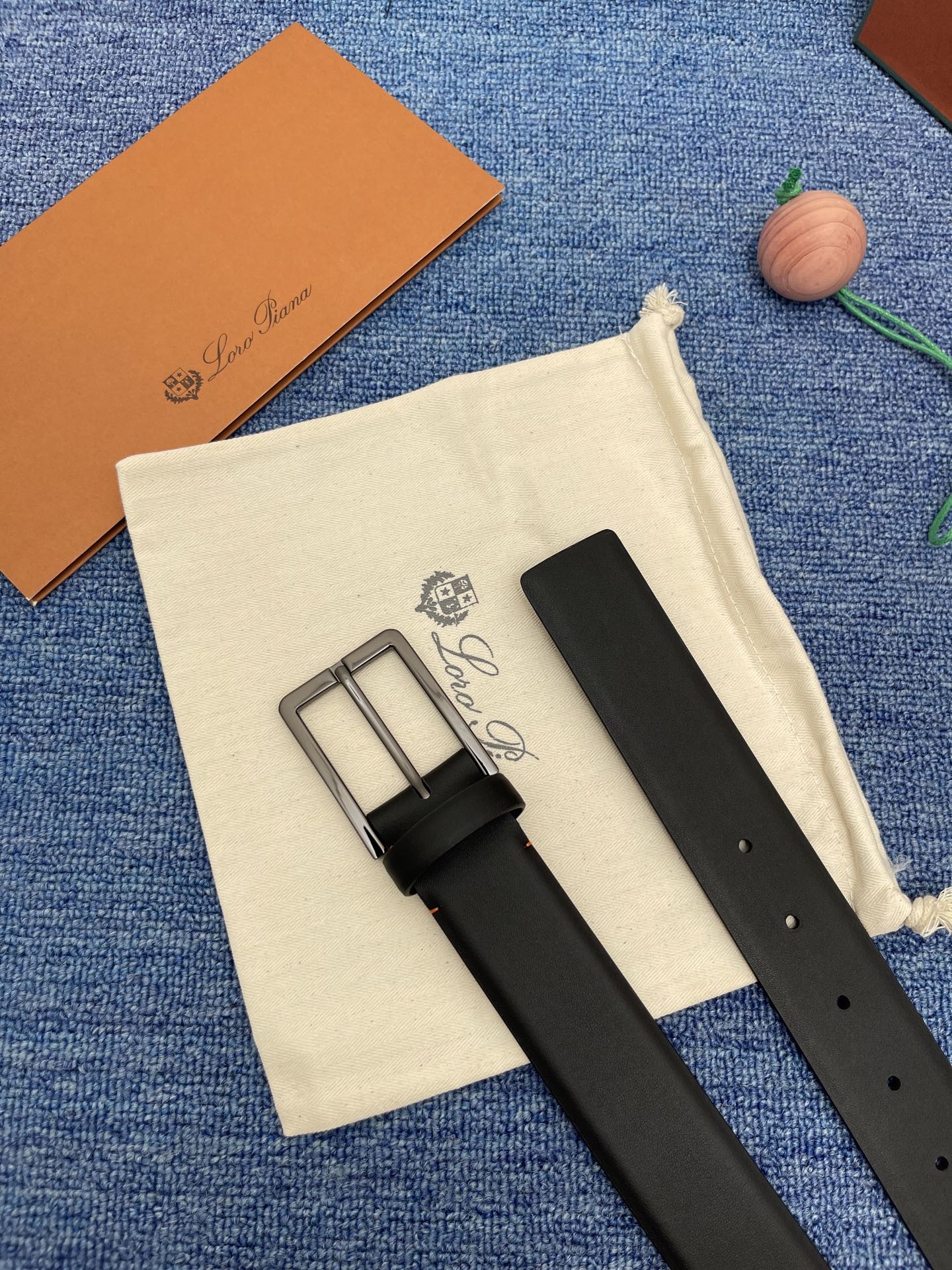 品牌：Loro Piana（诺悠翩雅）
正品尺寸经典男士休闲腰带，柔软alsavel制成，镀钯金属扣带有