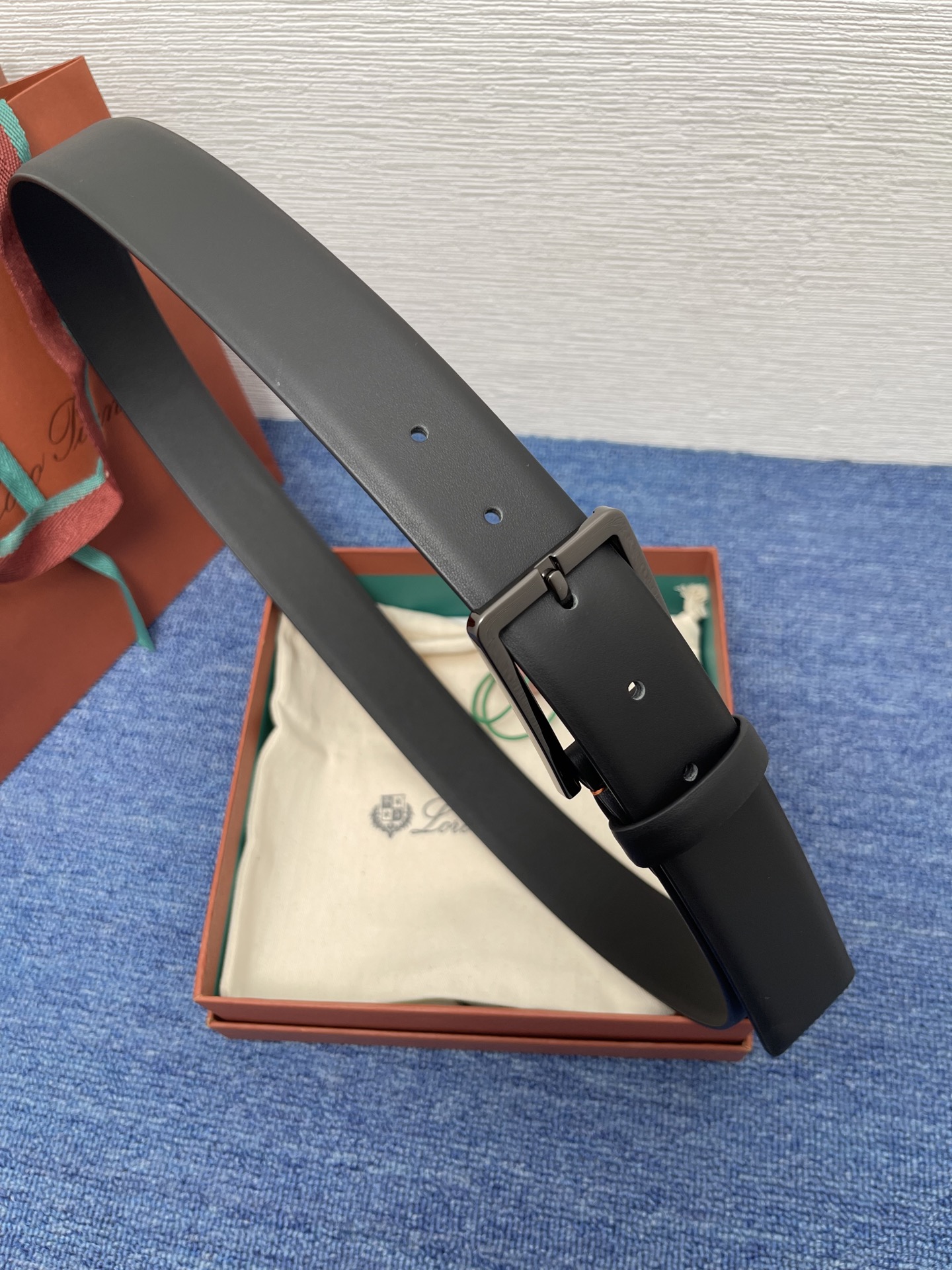 品牌：Loro Piana（诺悠翩雅）
正品尺寸经典男士休闲腰带，柔软alsavel制成，镀钯金属扣带有