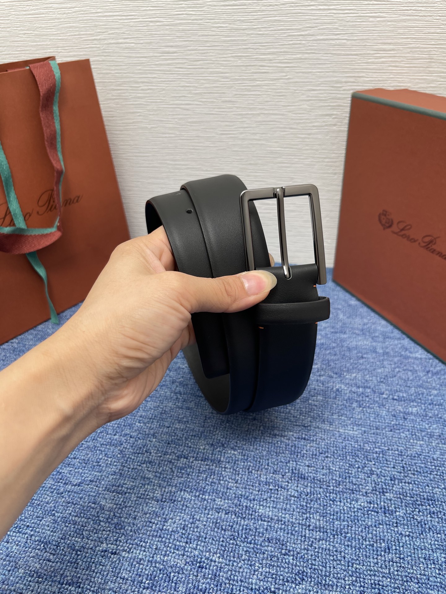 品牌：Loro Piana（诺悠翩雅）
正品尺寸经典男士休闲腰带，柔软alsavel制成，镀钯金属扣带有