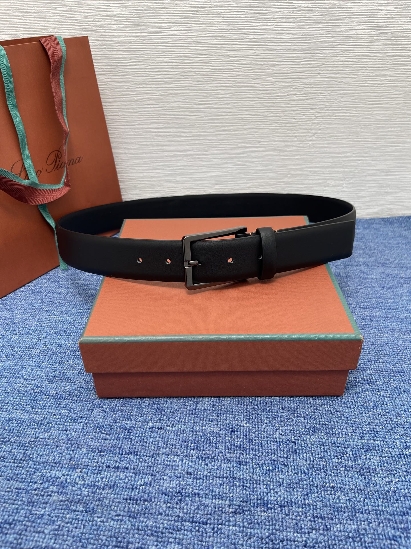 品牌：Loro Piana（诺悠翩雅）
正品尺寸经典男士休闲腰带，柔软alsavel制成，镀钯金属扣带有