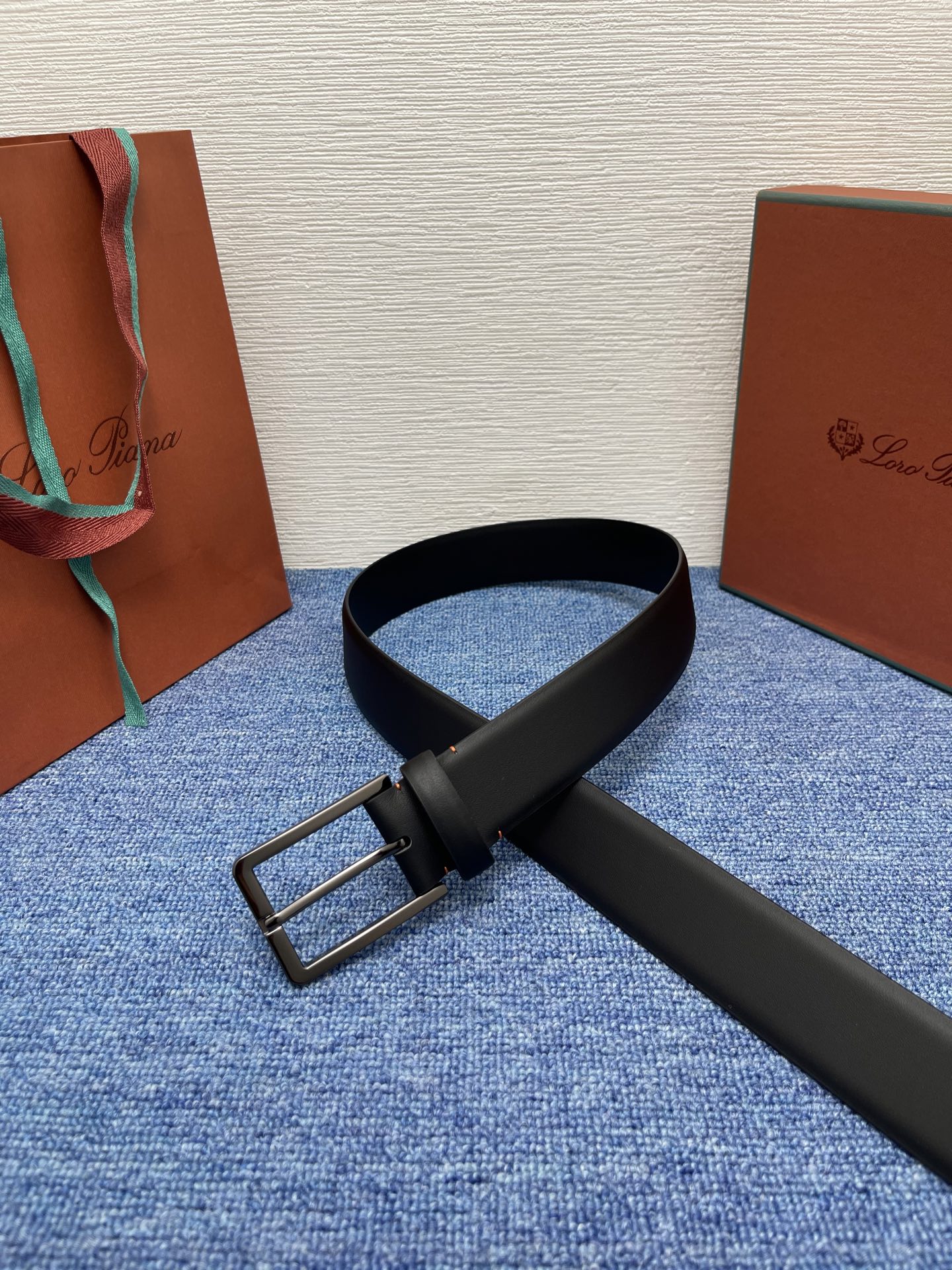 品牌：Loro Piana（诺悠翩雅）
正品尺寸经典男士休闲腰带，柔软alsavel制成，镀钯金属扣带有