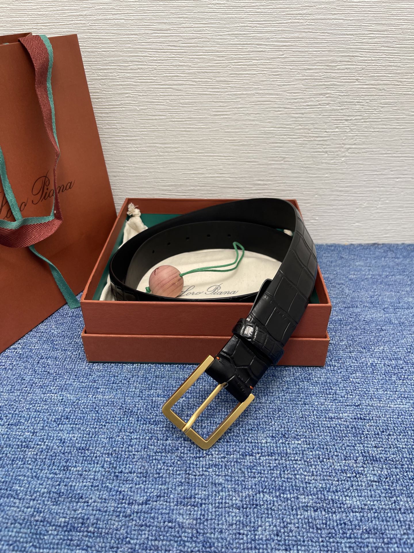 品牌：Loro Piana（诺悠翩雅）
正品尺寸经典男士休闲腰带，柔软alsavel制成，镀钯金属扣带有