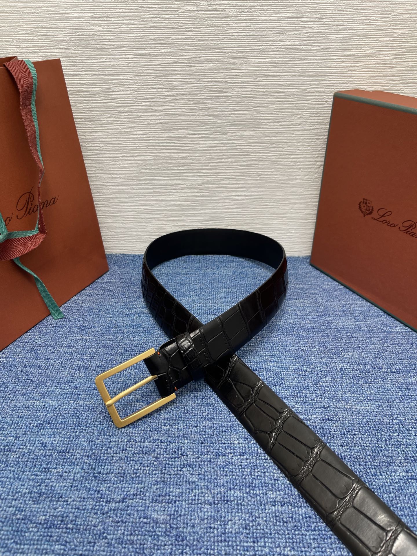品牌：Loro Piana（诺悠翩雅）
正品尺寸经典男士休闲腰带，柔软alsavel制成，镀钯金属扣带有
