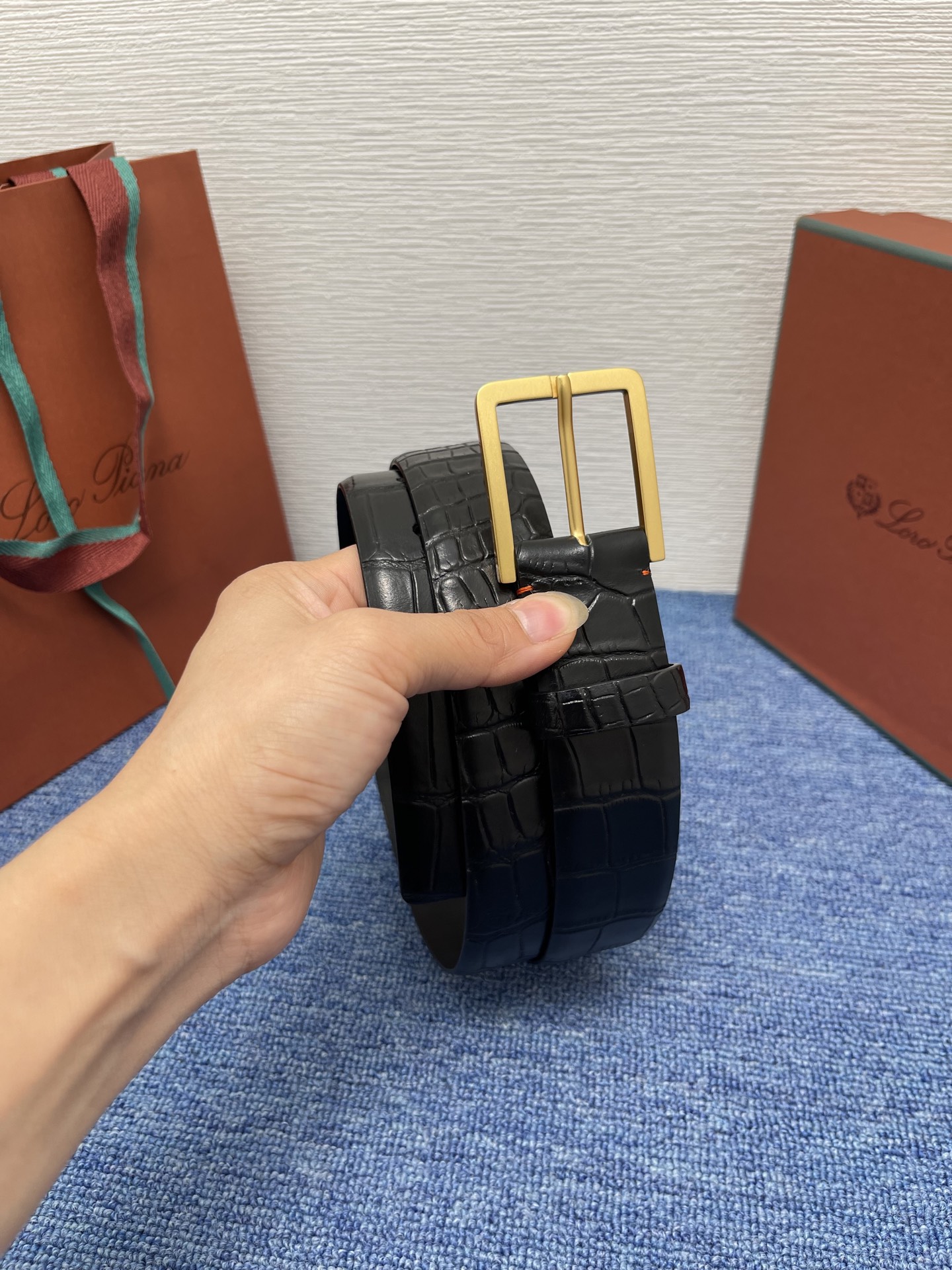 品牌：Loro Piana（诺悠翩雅）
正品尺寸经典男士休闲腰带，柔软alsavel制成，镀钯金属扣带有