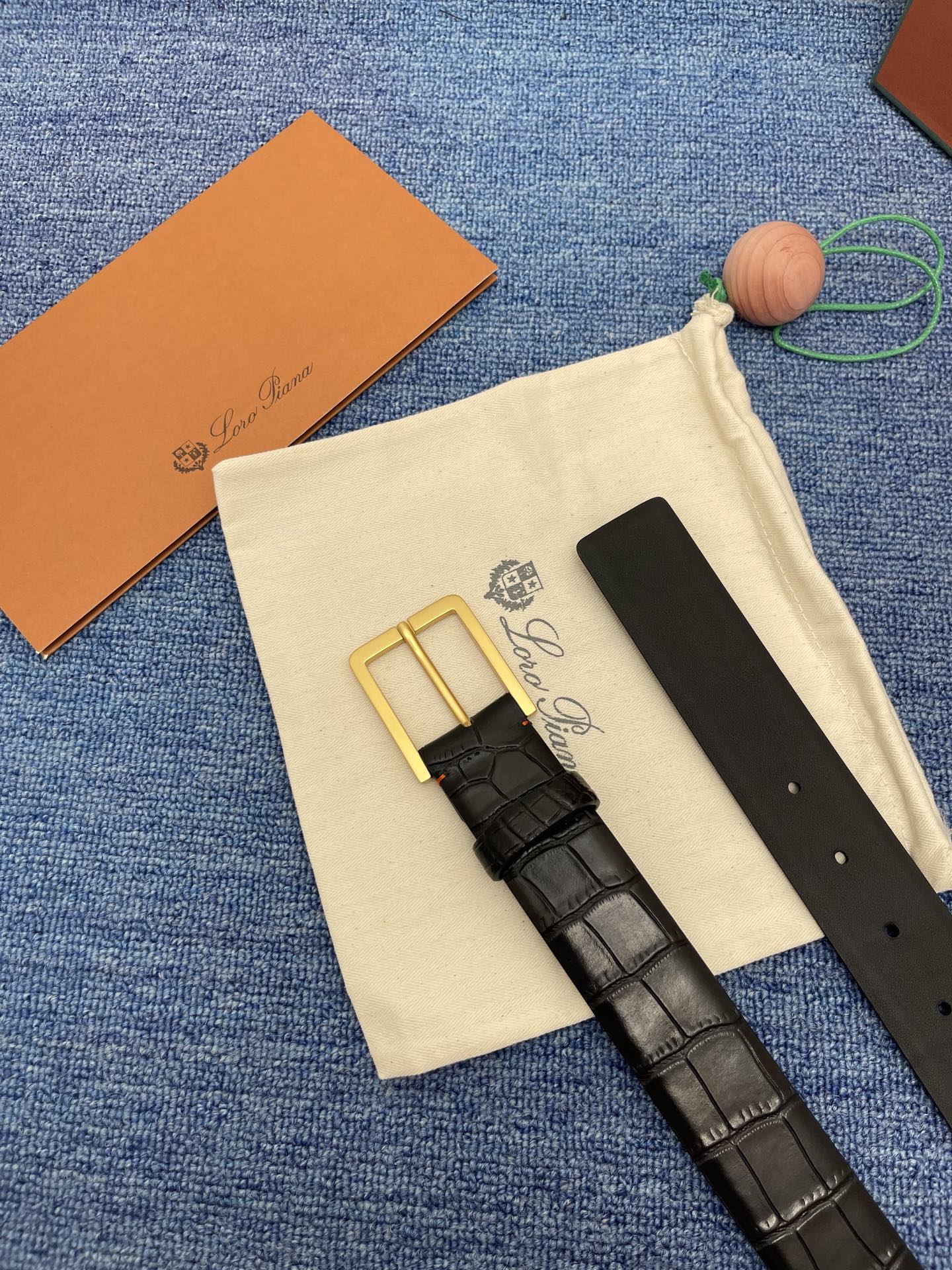 品牌：Loro Piana（诺悠翩雅）
正品尺寸经典男士休闲腰带，柔软alsavel制成，镀钯金属扣带有