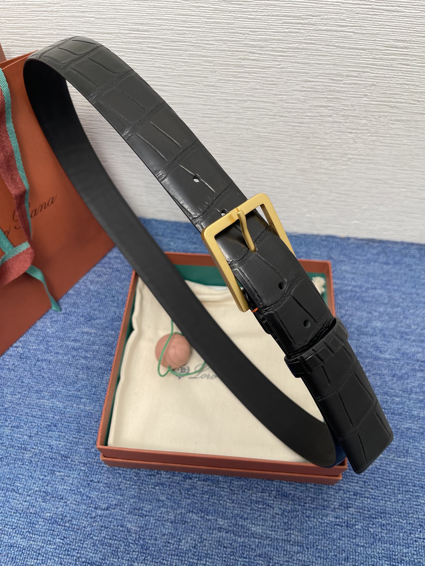 品牌：Loro Piana（诺悠翩雅）
正品尺寸经典男士休闲腰带，柔软alsavel制成，镀钯金属扣带有