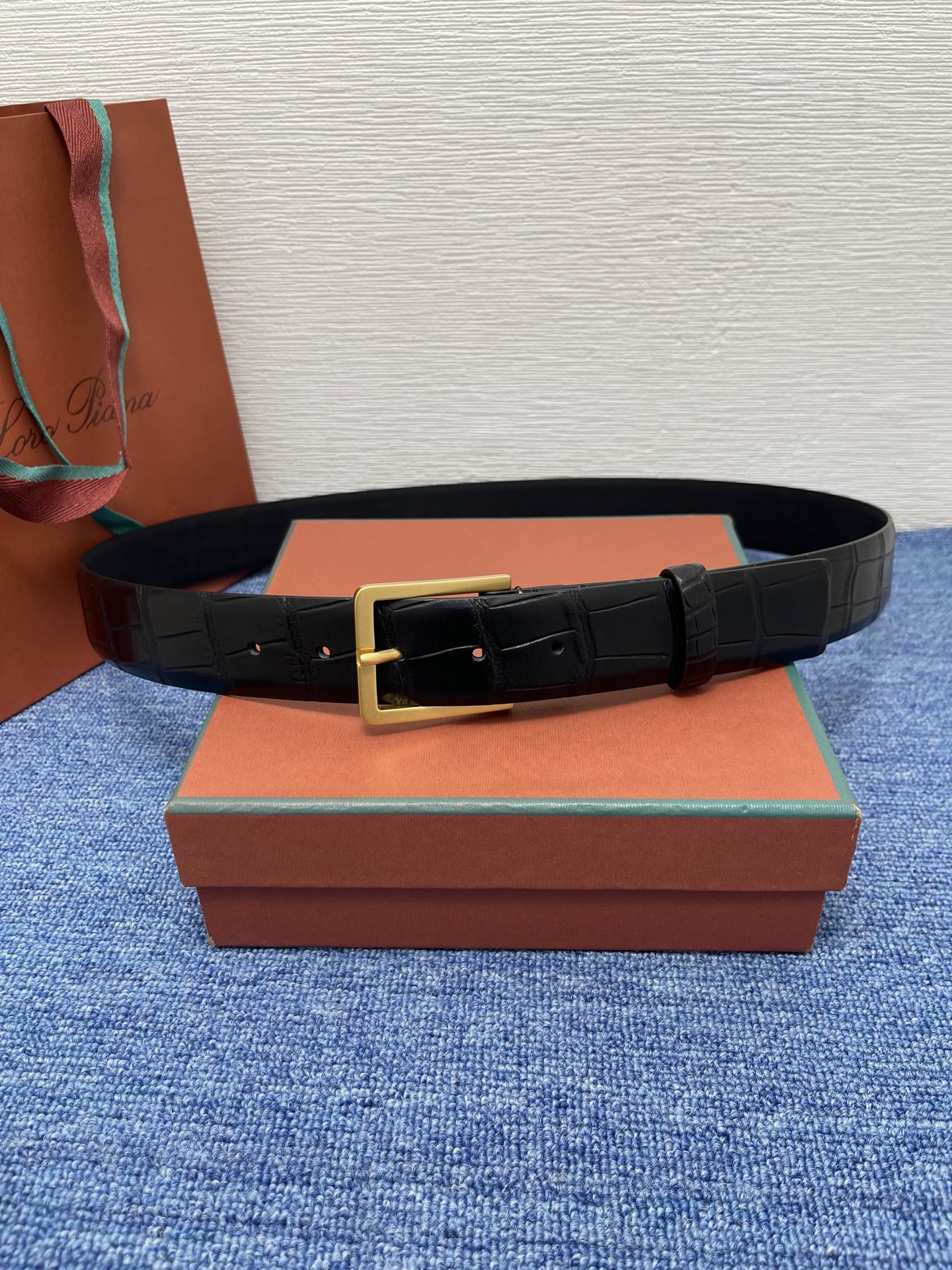 品牌：Loro Piana（诺悠翩雅）
正品尺寸经典男士休闲腰带，柔软alsavel制成，镀钯金属扣带有
