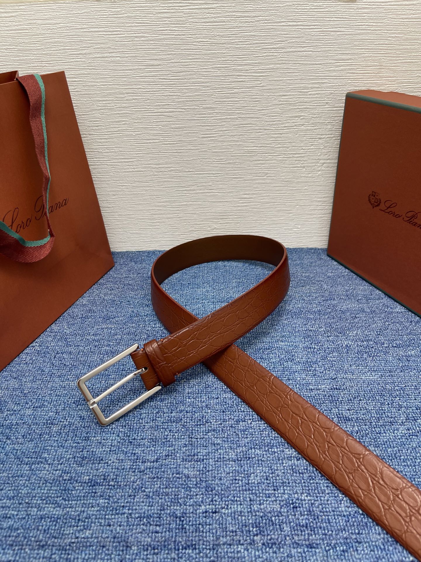 品牌：Loro Piana（诺悠翩雅）
正品尺寸经典男士休闲腰带，柔软alsavel制成，镀钯金属扣带有