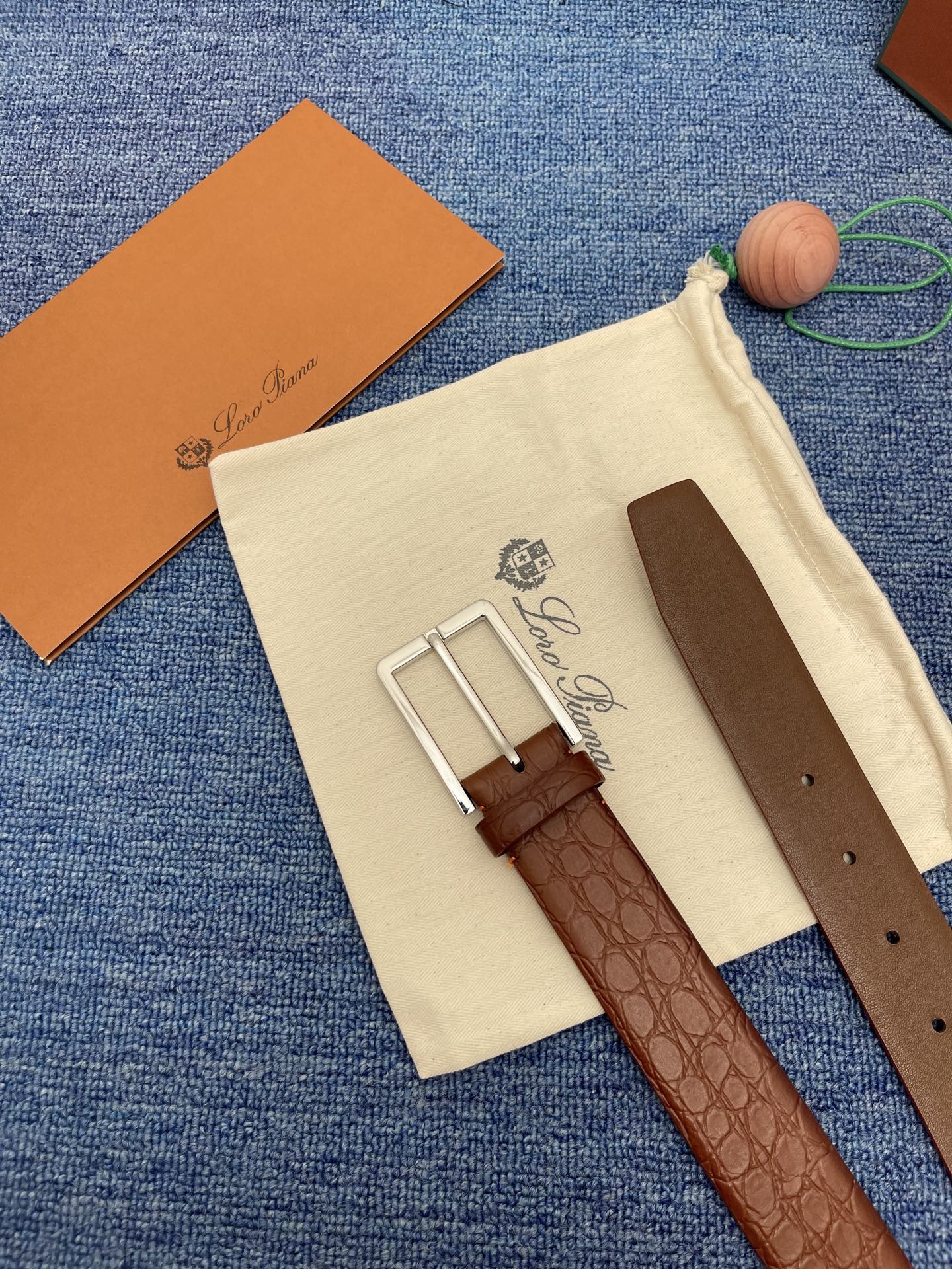 品牌：Loro Piana（诺悠翩雅）
正品尺寸经典男士休闲腰带，柔软alsavel制成，镀钯金属扣带有