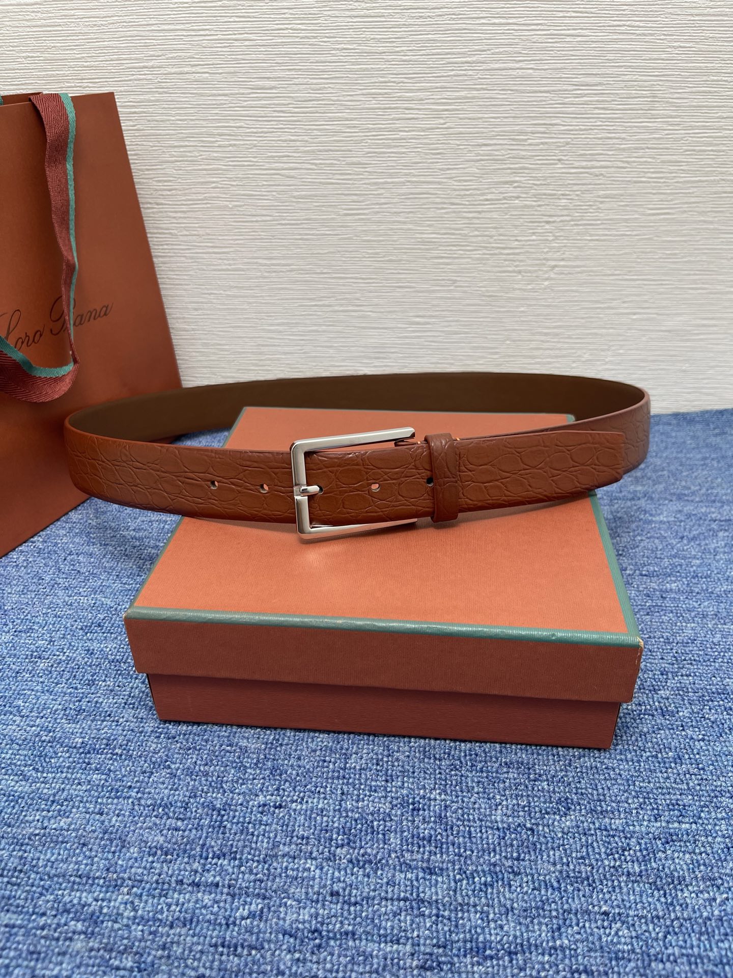 品牌：Loro Piana（诺悠翩雅）
正品尺寸经典男士休闲腰带，柔软alsavel制成，镀钯金属扣带有