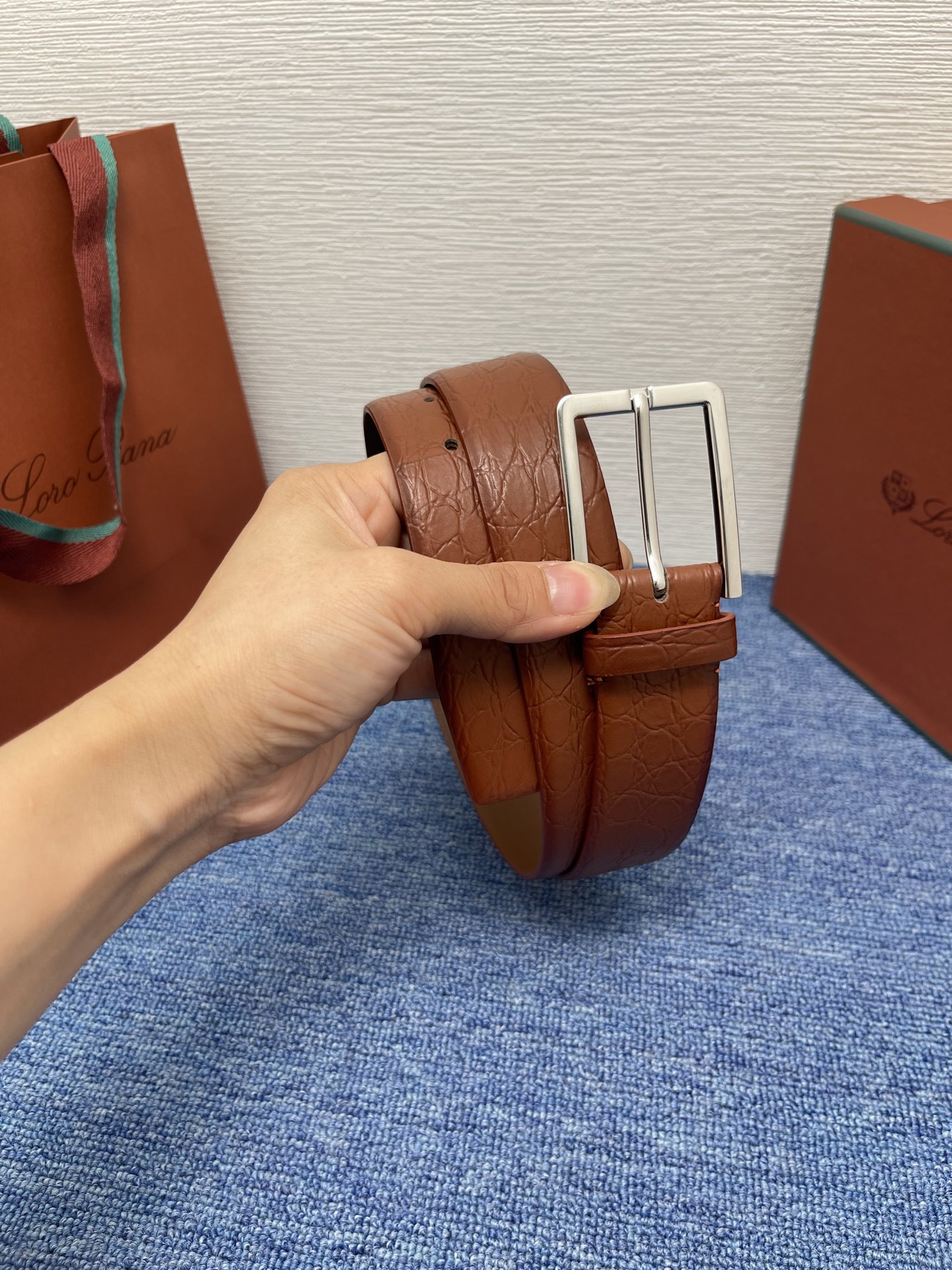 品牌：Loro Piana（诺悠翩雅）
正品尺寸经典男士休闲腰带，柔软alsavel制成，镀钯金属扣带有