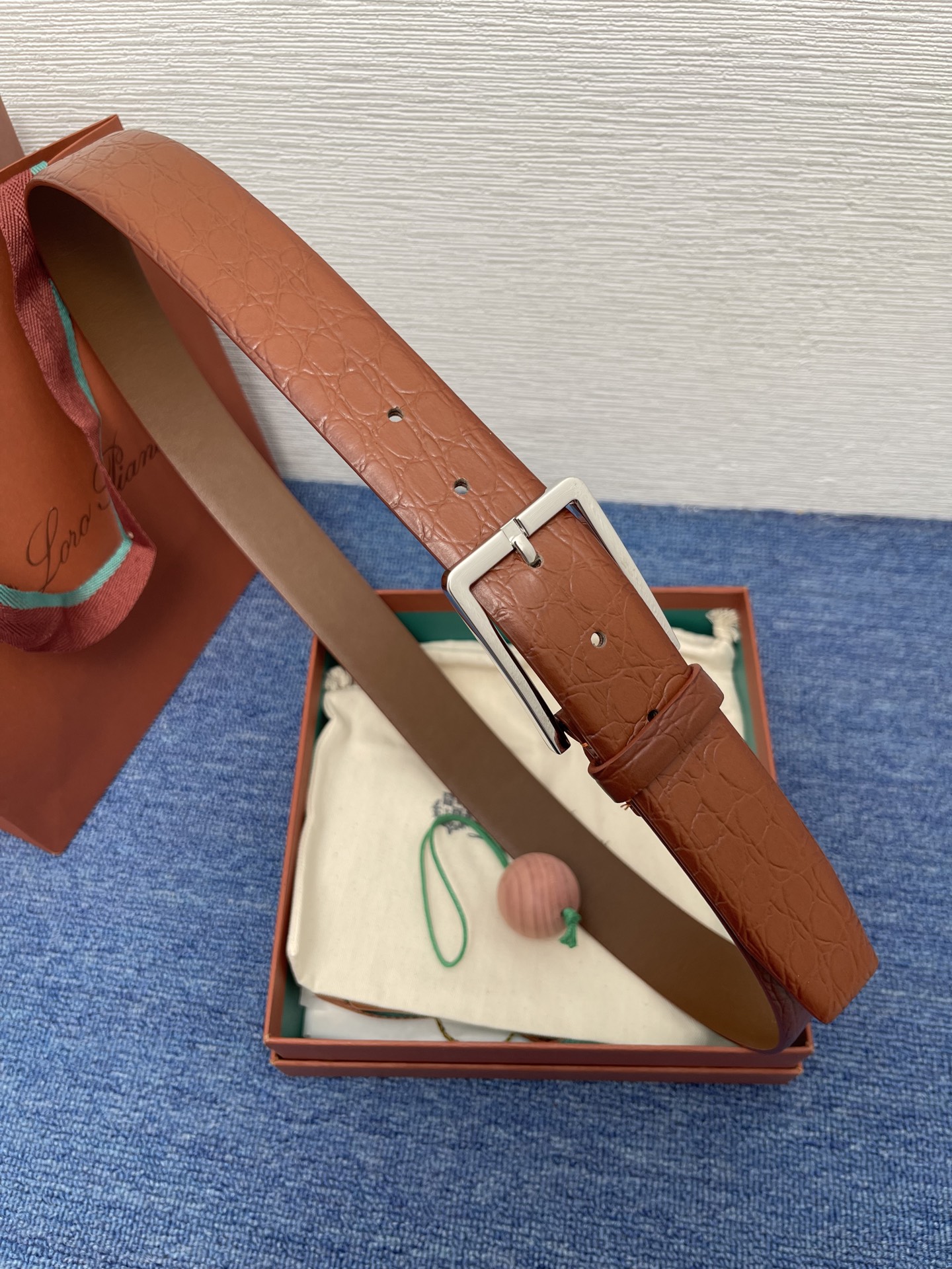 品牌：Loro Piana（诺悠翩雅）
正品尺寸经典男士休闲腰带，柔软alsavel制成，镀钯金属扣带有