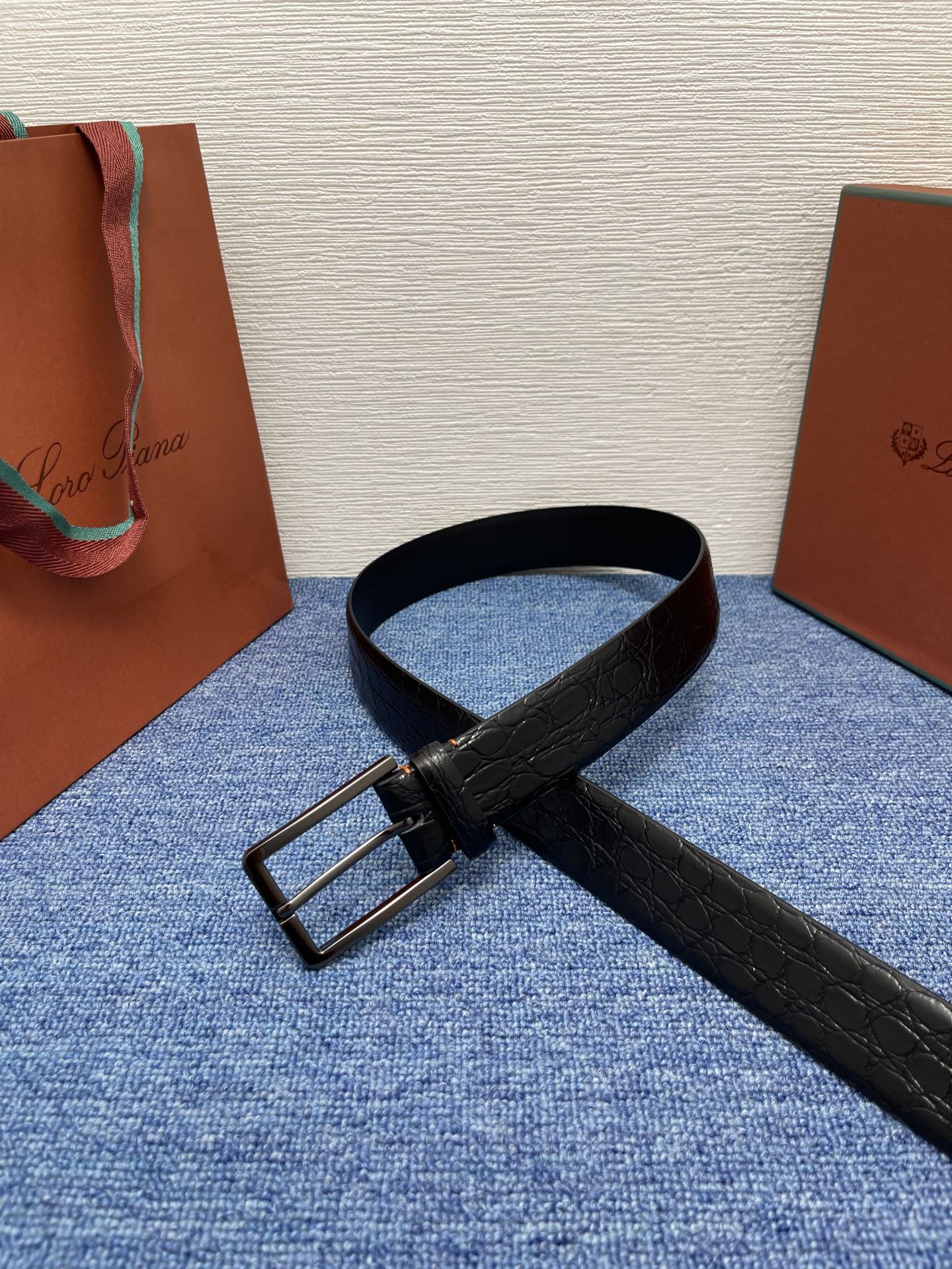 品牌：Loro Piana（诺悠翩雅）
正品尺寸经典男士休闲腰带，柔软alsavel制成，镀钯金属扣带有