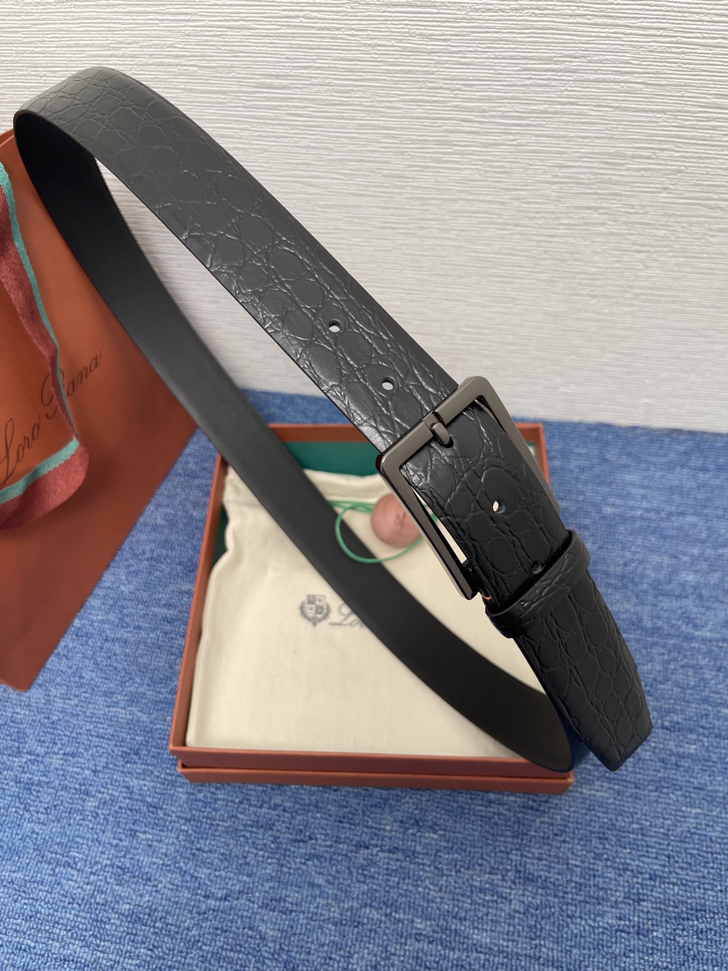 品牌：Loro Piana（诺悠翩雅）
正品尺寸经典男士休闲腰带，柔软alsavel制成，镀钯金属扣带有