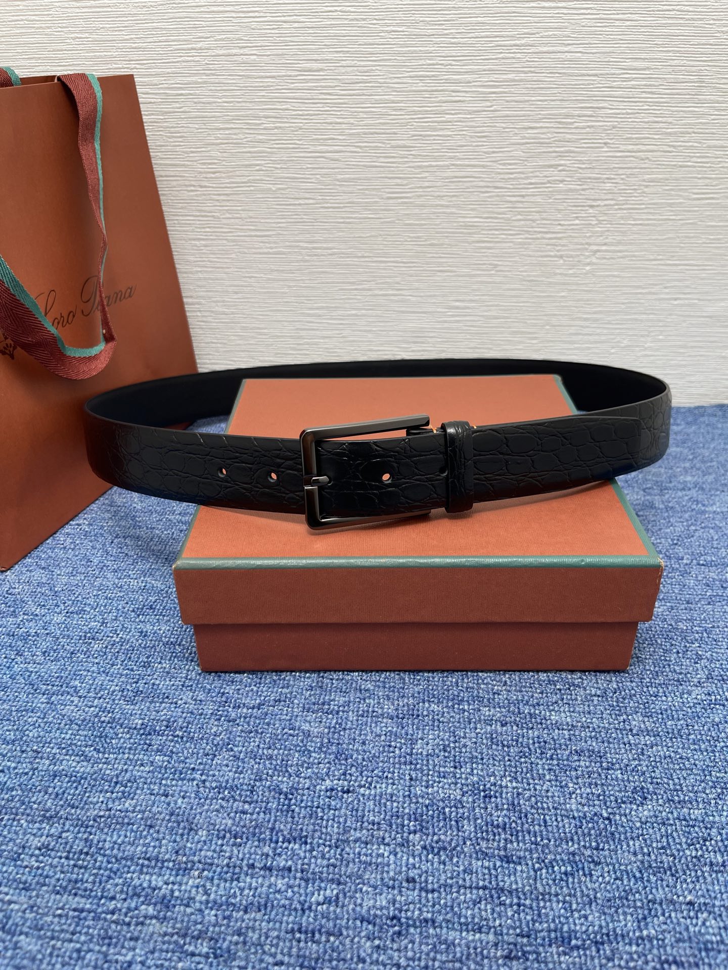 品牌：Loro Piana（诺悠翩雅）
正品尺寸经典男士休闲腰带，柔软alsavel制成，镀钯金属扣带有