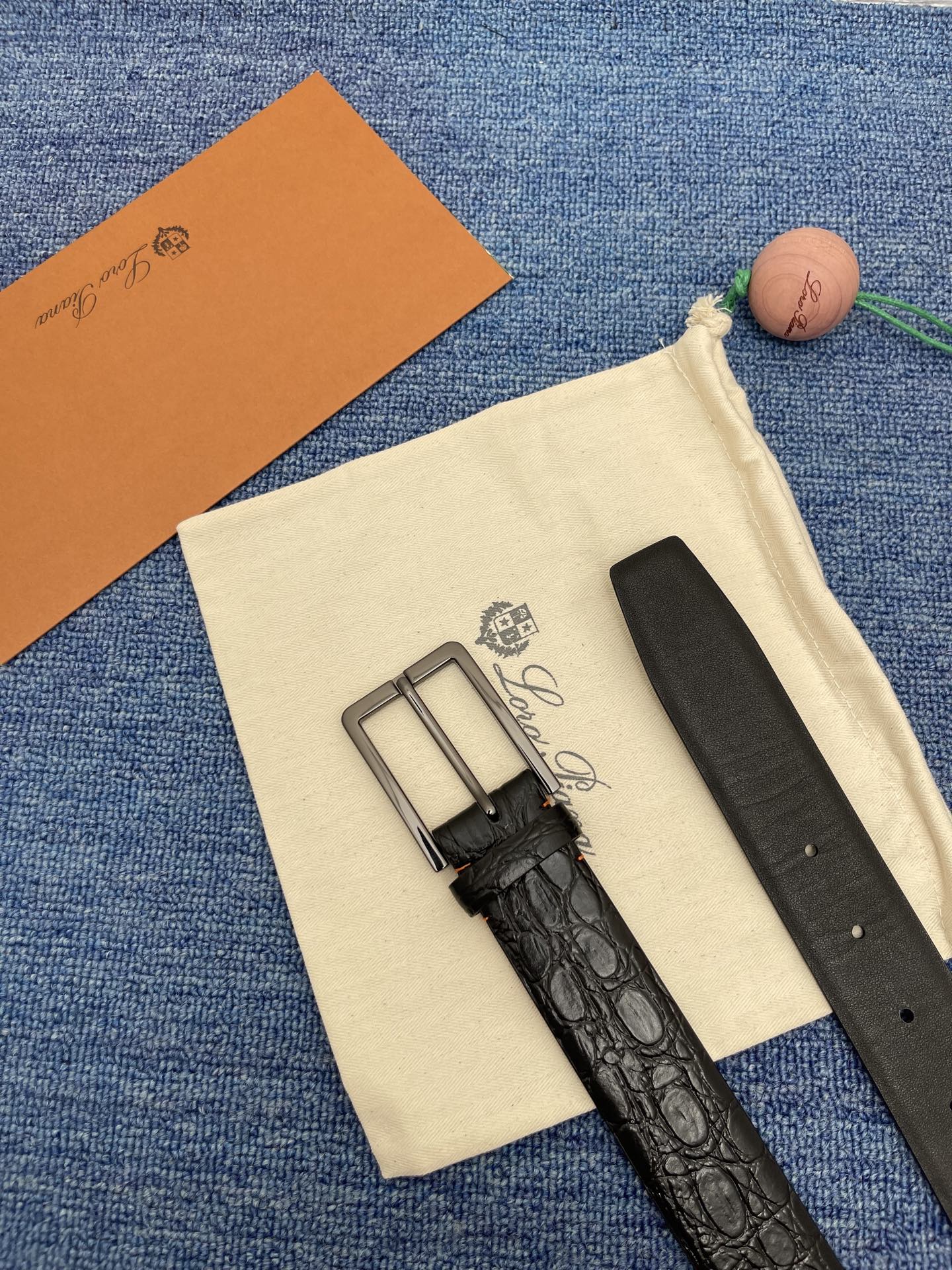 品牌：Loro Piana（诺悠翩雅）
正品尺寸经典男士休闲腰带，柔软alsavel制成，镀钯金属扣带有